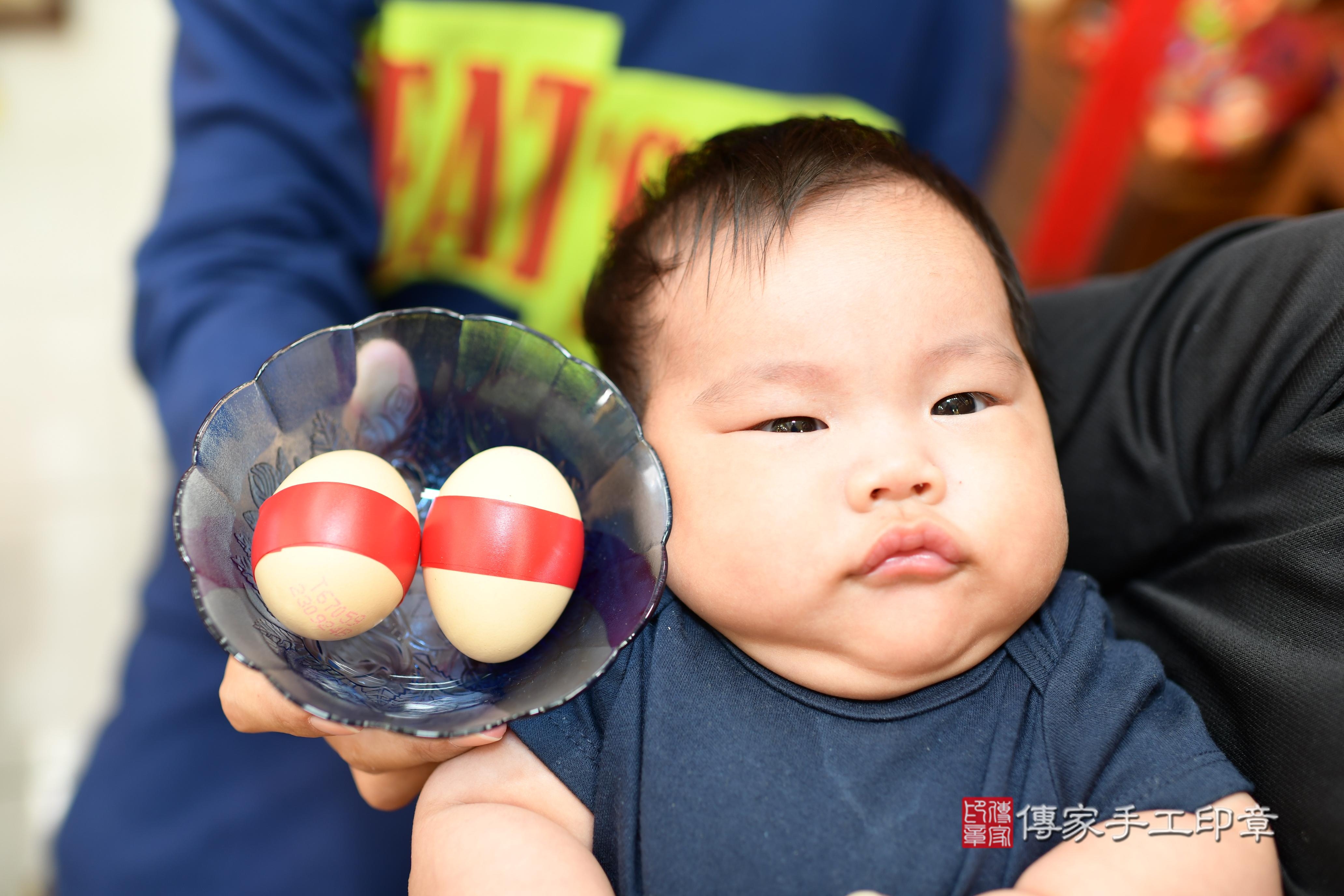 蕭寶寶(台南市永康區來店嬰兒蕭寶寶滿月剃頭理髮、來店嬰兒剃胎毛儀式吉祥話)。來店剃頭剃胎毛主持、專業拍照、證書。★購買「臍帶章、肚臍章、胎毛筆刷印章」贈送：剃頭、收涎、抓周，三選一。2023.11.05