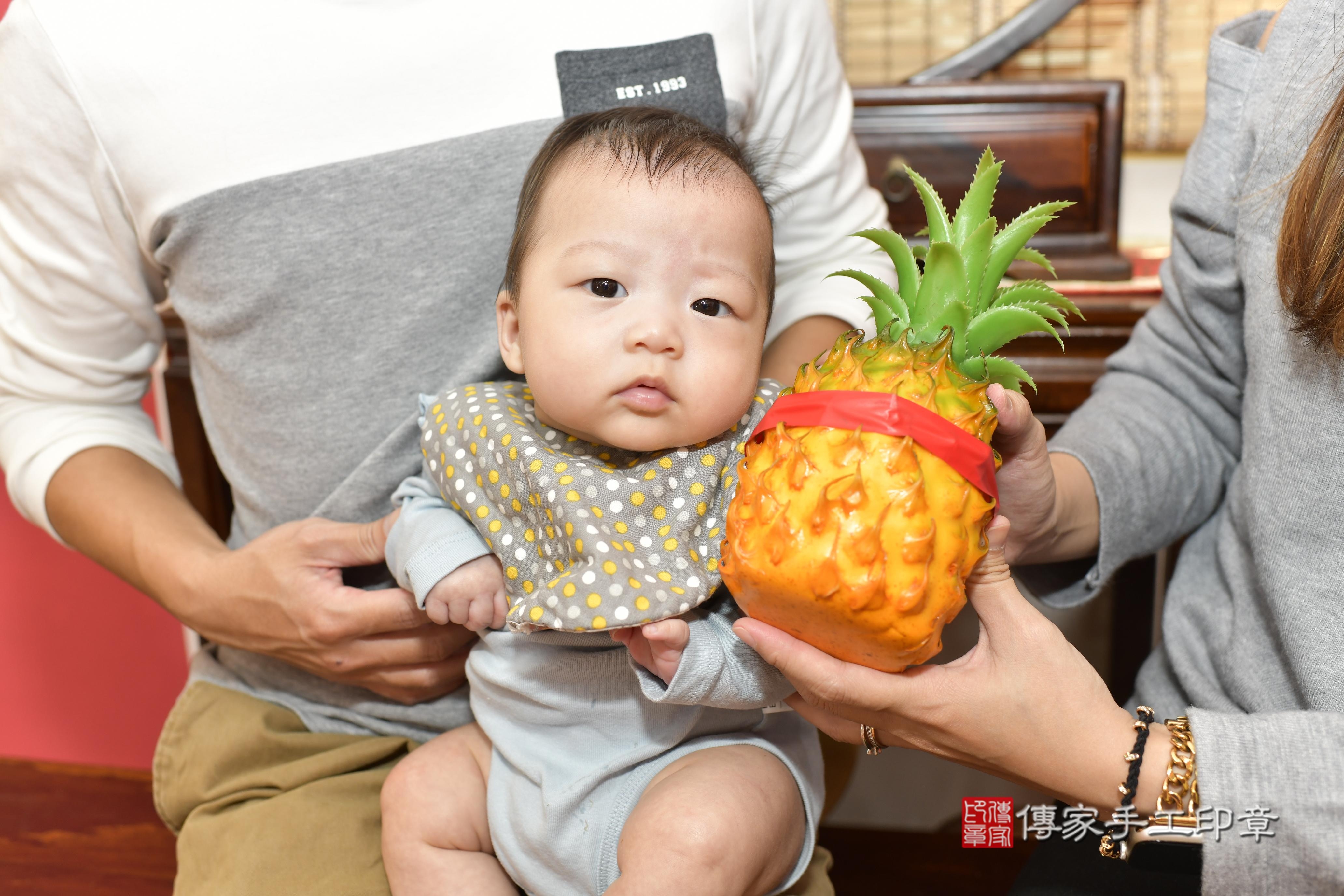 章寶寶(新竹市香山區來店嬰兒章寶寶滿月剃頭理髮、來店嬰兒剃胎毛儀式吉祥話)。來店剃頭剃胎毛主持、專業拍照、證書。★購買「臍帶章、肚臍章、胎毛筆刷印章」贈送：剃頭、收涎、抓周，三選一。2023.11.18