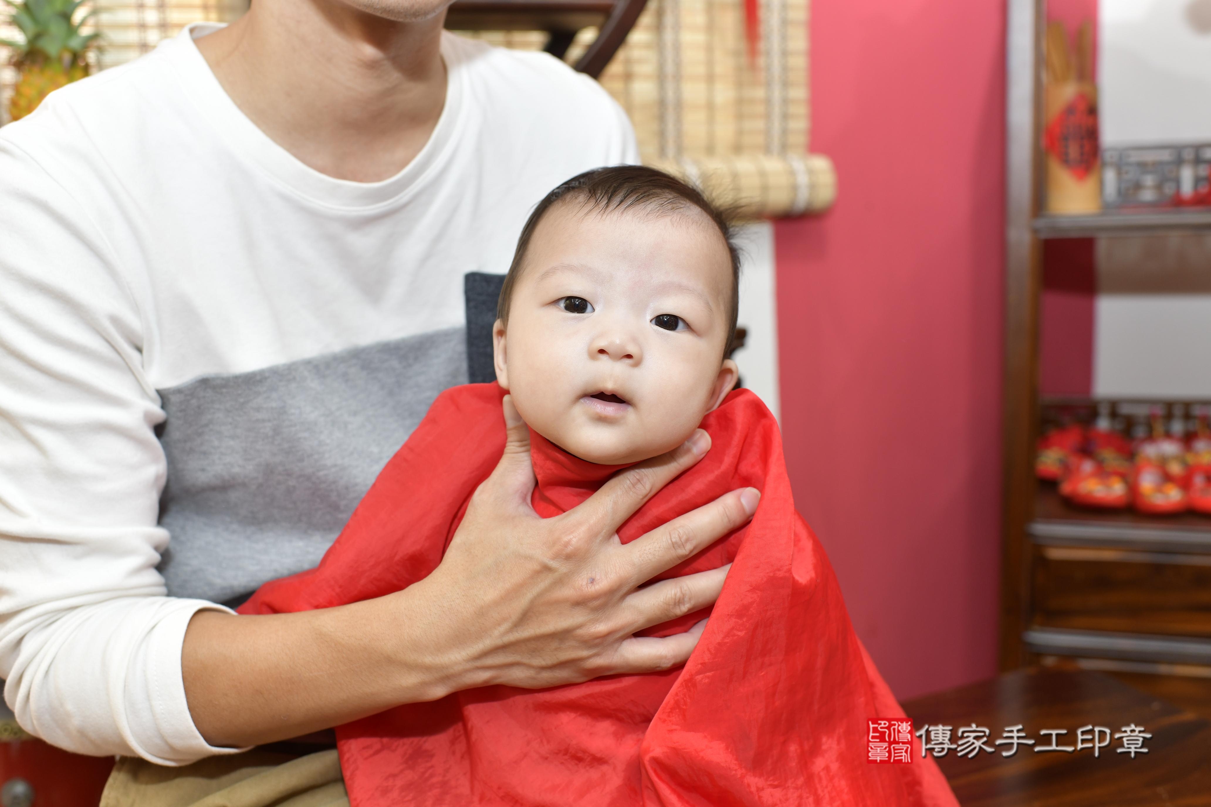 章寶寶(新竹市香山區來店嬰兒章寶寶滿月剃頭理髮、來店嬰兒剃胎毛儀式吉祥話)。來店剃頭剃胎毛主持、專業拍照、證書。★購買「臍帶章、肚臍章、胎毛筆刷印章」贈送：剃頭、收涎、抓周，三選一。2023.11.18