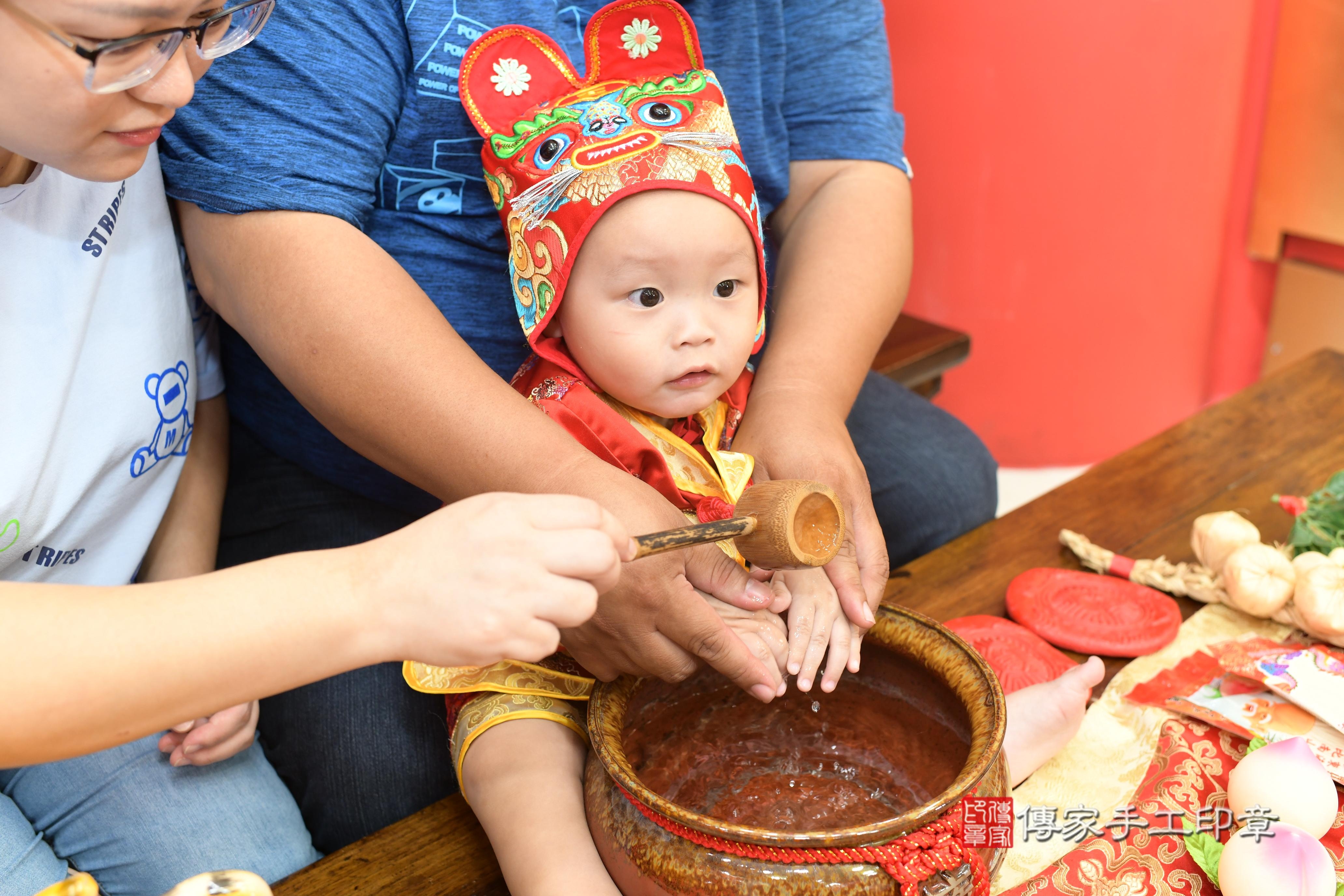 高雄市鳳山區李寶寶抓周推薦：傳家高雄店抓周度脺中國風會場，嬰兒古禮抓周流程儀式吉祥話、抓周道具物品24種、拍照。抓周證書。2023.11.07