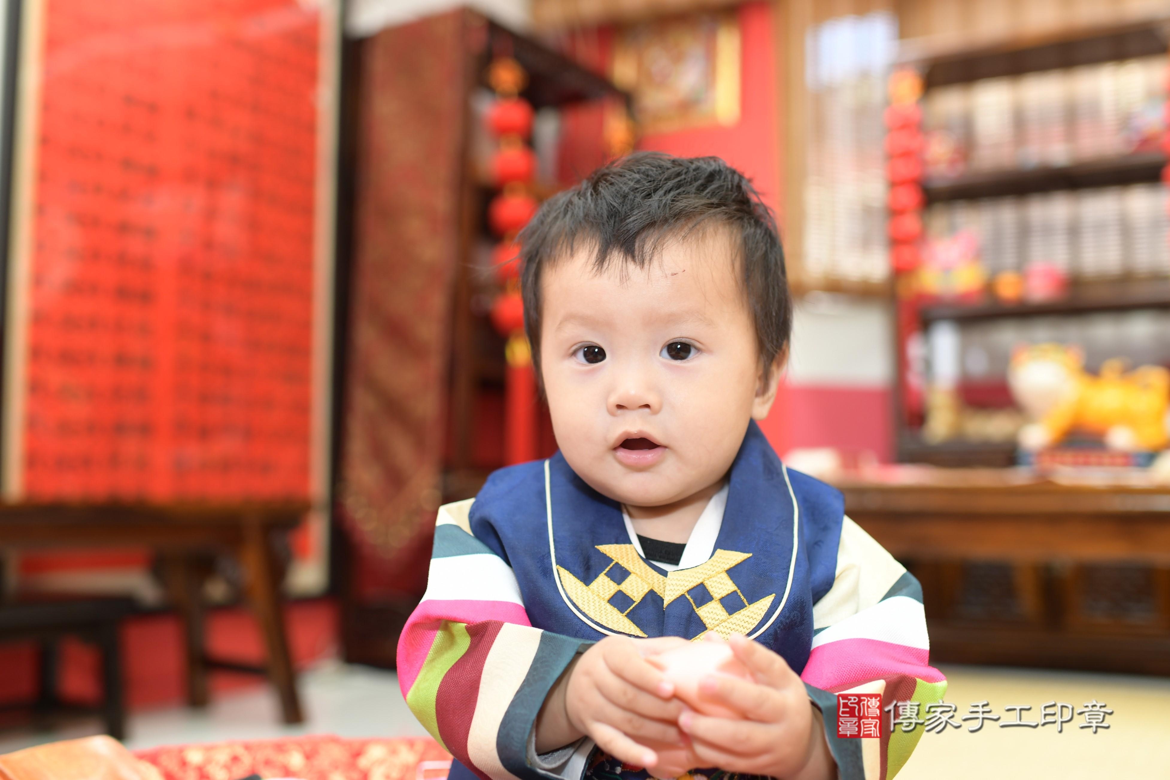 高雄市鳳山區邱寶寶抓周推薦：傳家高雄店抓周度脺中國風會場，嬰兒古禮抓周流程儀式吉祥話、抓周道具物品24種、拍照。抓周證書。2023.11.19