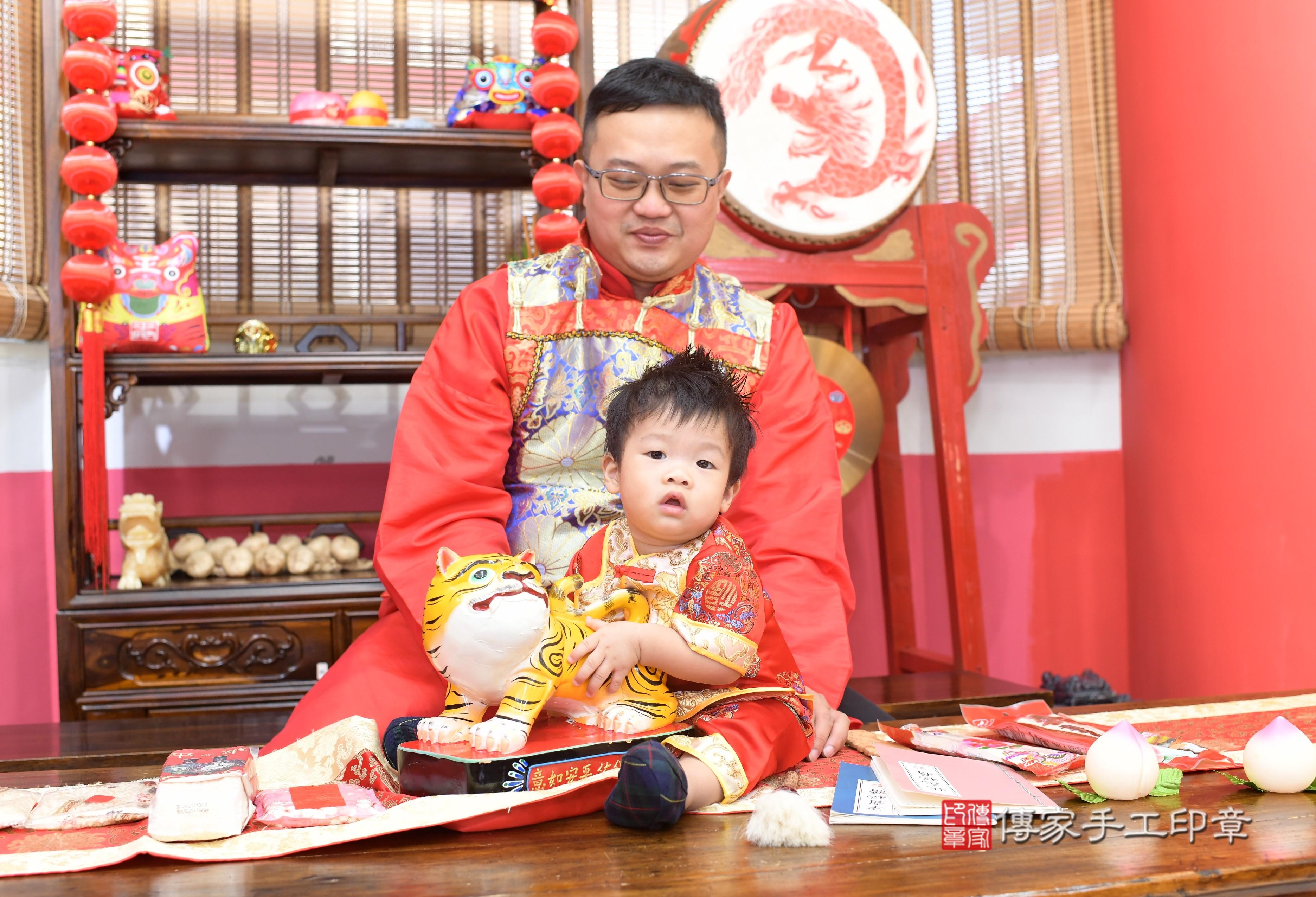 高雄市鳳山區黃寶寶抓周推薦：傳家高雄店抓周度脺中國風會場，嬰兒古禮抓周流程儀式吉祥話、抓周道具物品24種、拍照。抓周證書。2023.11.17