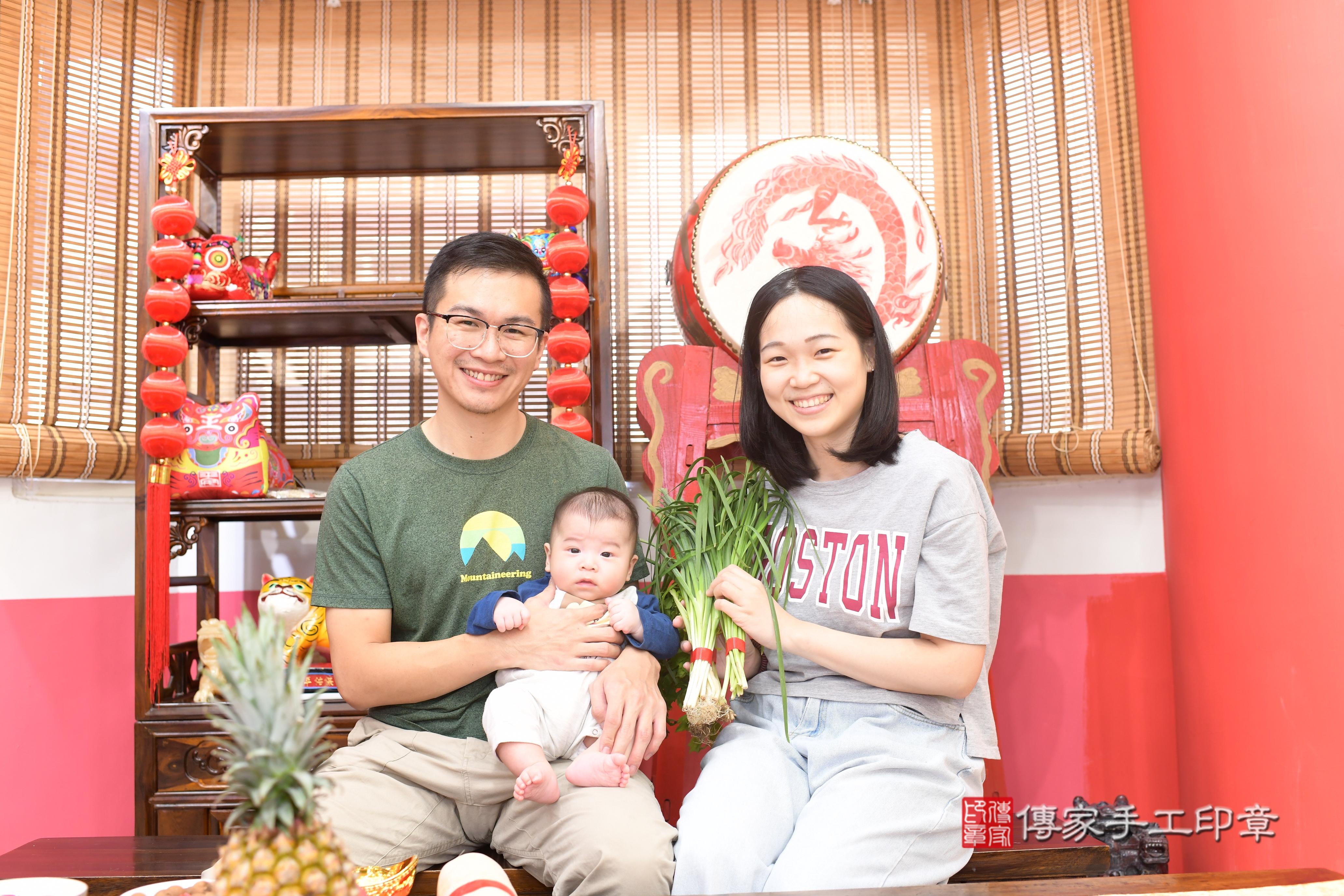 施寶寶(高雄市鳳山區來店嬰兒施寶寶滿月剃頭理髮、來店嬰兒剃胎毛儀式吉祥話)。來店剃頭剃胎毛主持、專業拍照、證書。★購買「臍帶章、肚臍章、胎毛筆刷印章」贈送：剃頭、收涎、抓周，三選一。2023.11.25