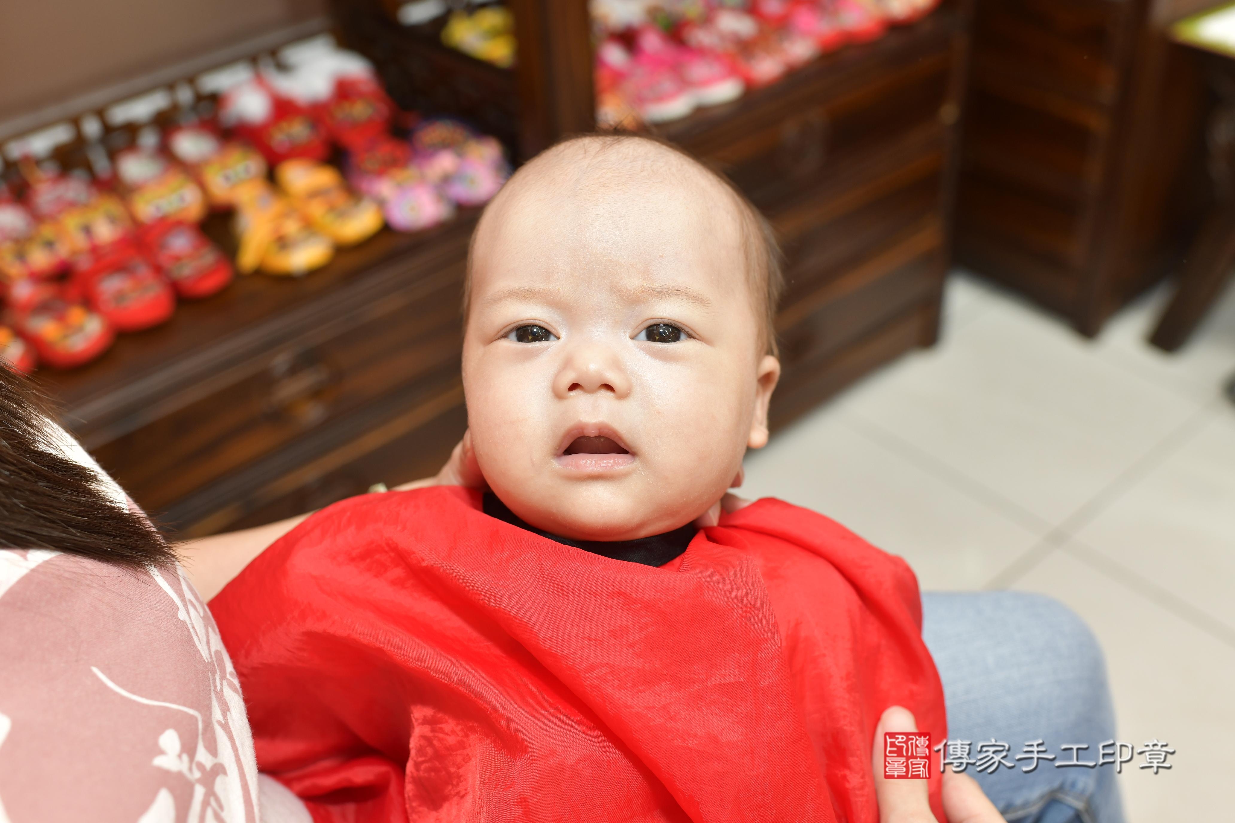 馮寶寶(新竹市香山區來店嬰兒馮寶寶滿月剃頭理髮、來店嬰兒剃胎毛儀式吉祥話)。來店剃頭剃胎毛主持、專業拍照、證書。★購買「臍帶章、肚臍章、胎毛筆刷印章」贈送：剃頭、收涎、抓周，三選一。2023.11.21