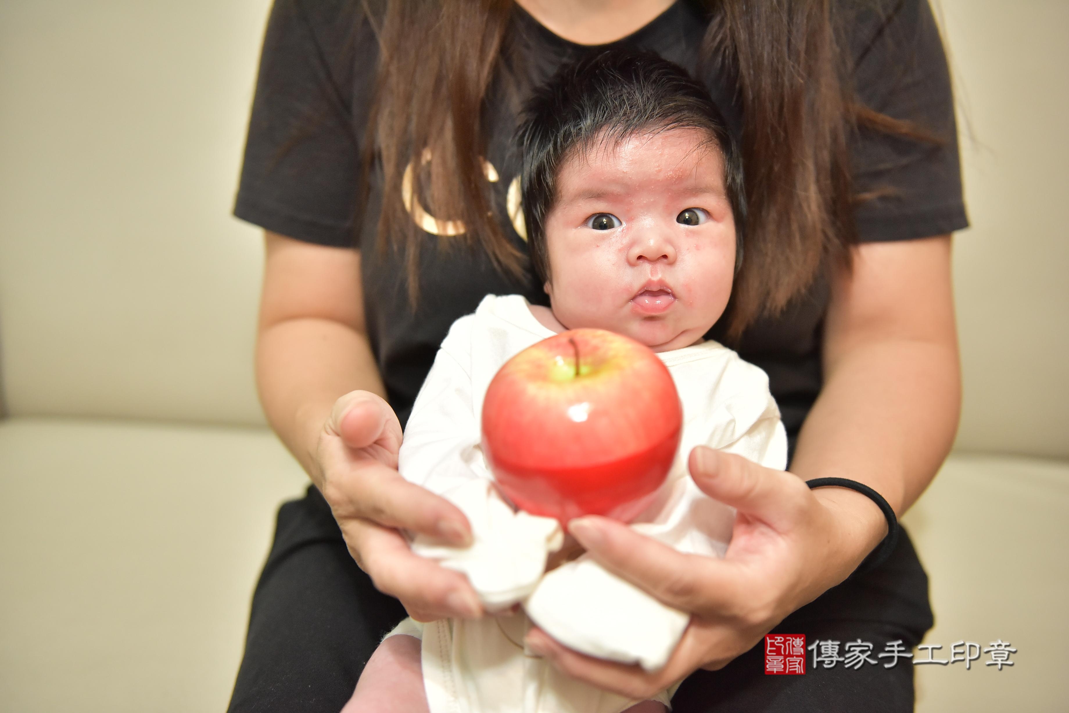 程寶寶(高雄市鳳山區到府嬰兒程寶寶滿月剃頭理髮、到府嬰兒剃胎毛儀式吉祥話)。到府剃頭剃胎毛主持、專業拍照、證書。★購買「臍帶章、肚臍章、胎毛筆刷印章」贈送：剃頭、收涎、抓周，三選一。2023.11.29