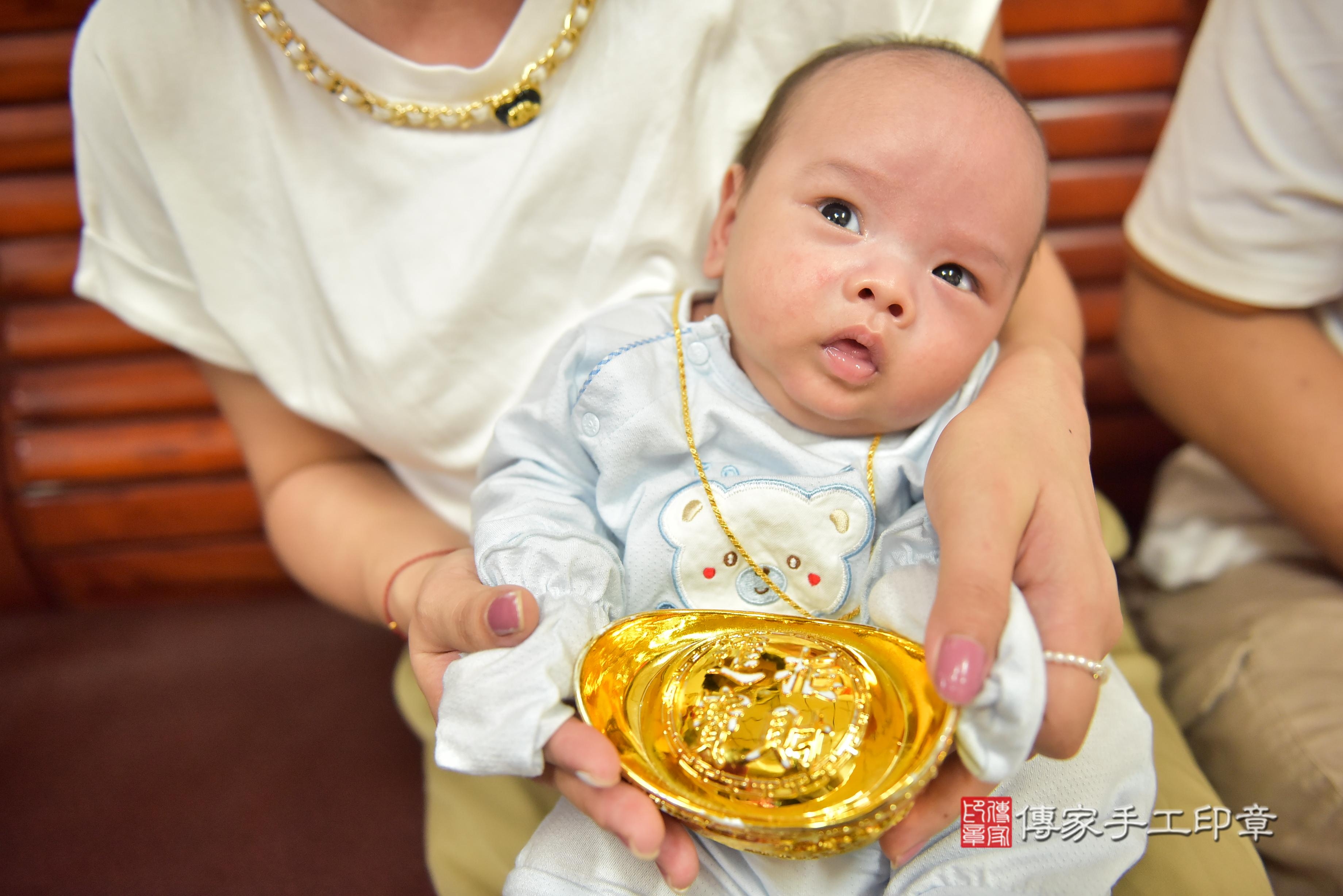 紀寶寶(高雄市鳳山區到府嬰兒紀寶寶滿月剃頭理髮、到府嬰兒剃胎毛儀式吉祥話)。到府剃頭剃胎毛主持、專業拍照、證書。★購買「臍帶章、肚臍章、胎毛筆刷印章」贈送：剃頭、收涎、抓周，三選一。2023.11.12