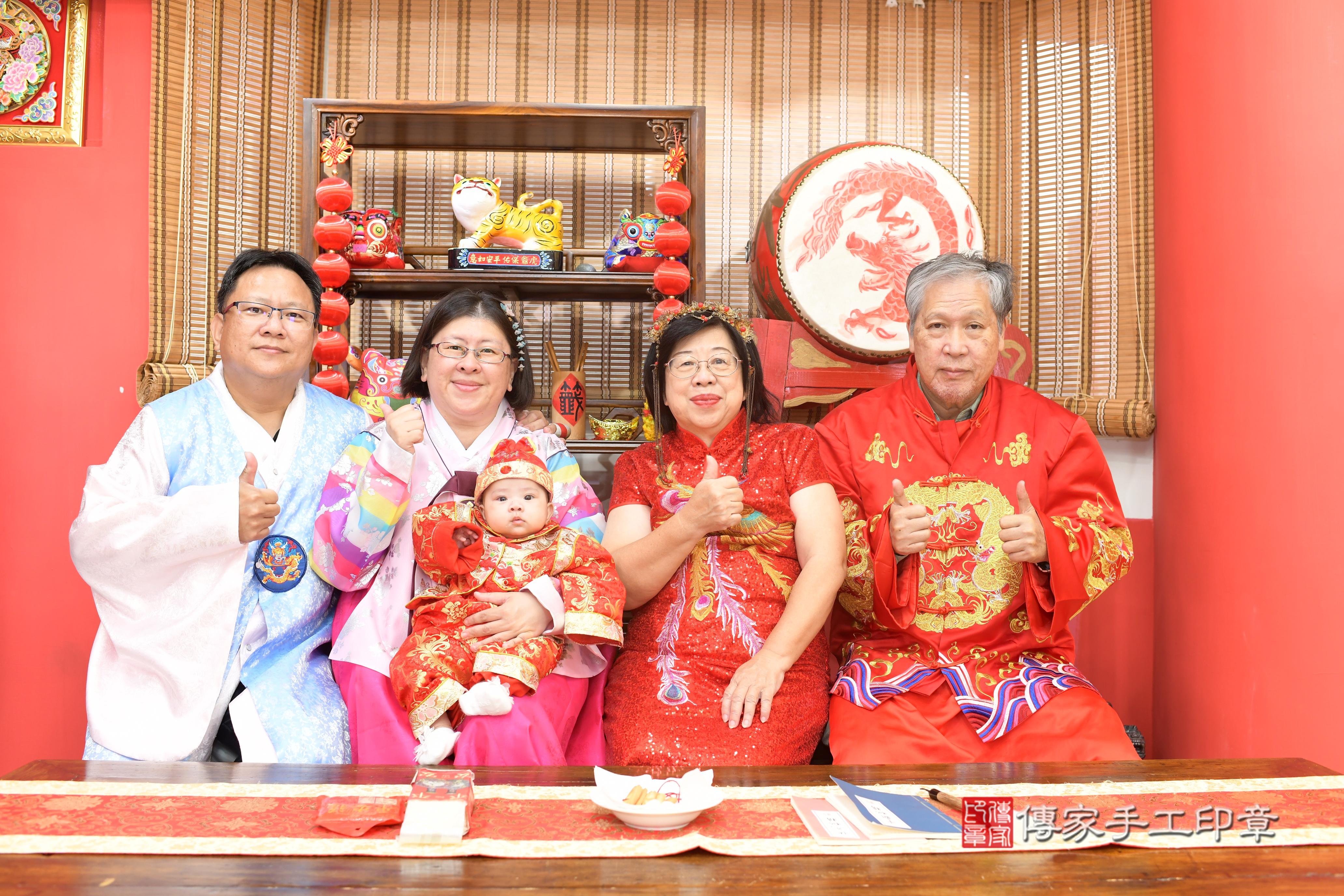 高雄市鳳山區洪寶寶收涎推薦：傳家高雄店收涎中國風會場，嬰兒古禮收涎收口水流程儀式、收涎吉祥話、收涎餅乾、收涎拍照。收涎證書。2023.12.04