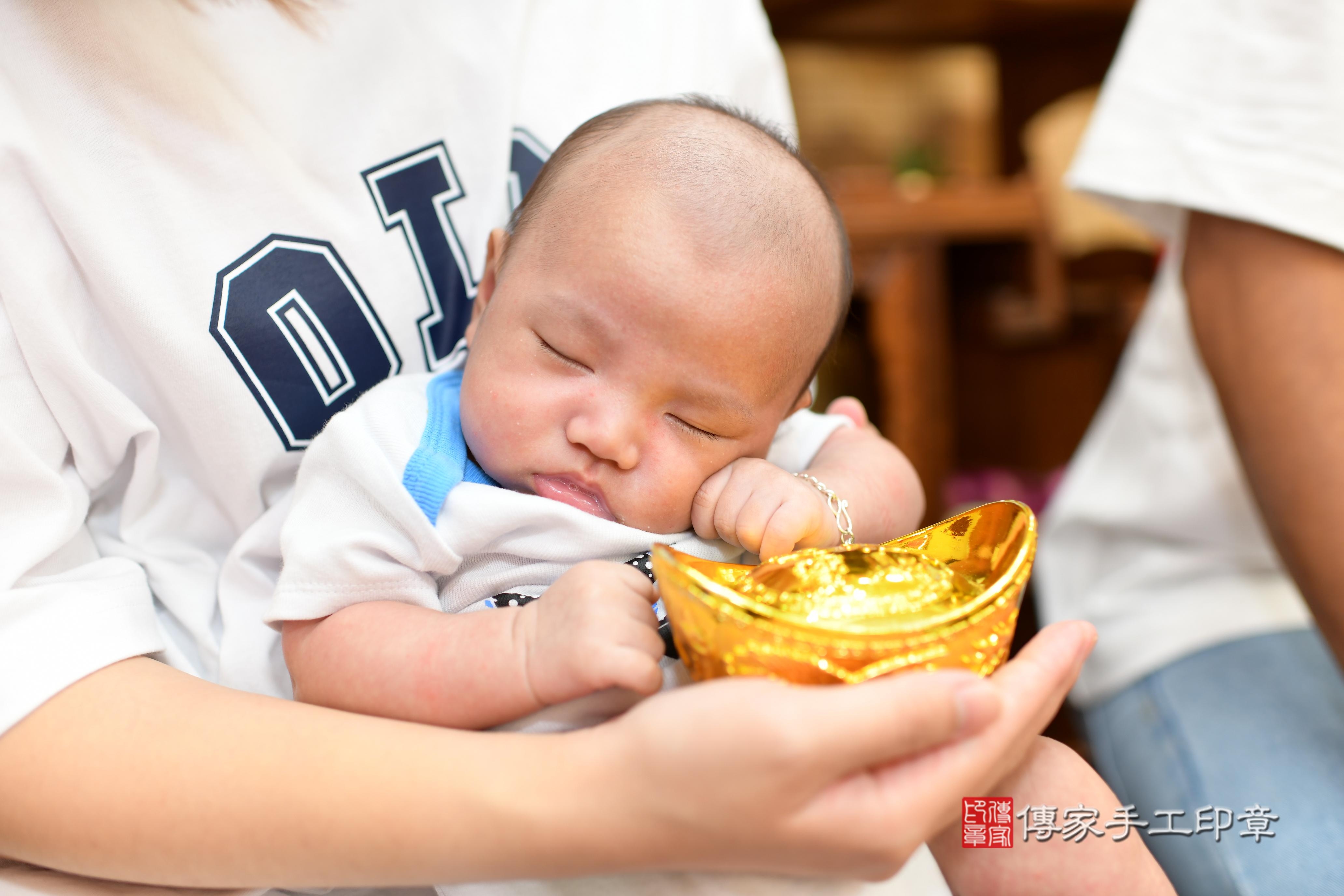 馬寶寶(台南市永康區來店嬰兒馬寶寶滿月剃頭理髮、來店嬰兒剃胎毛儀式吉祥話)。來店剃頭剃胎毛主持、專業拍照、DVD光碟、證書。★購買「臍帶章、肚臍章、胎毛筆刷印章」贈送：剃頭、收涎、抓周，三選一。2023.12.10