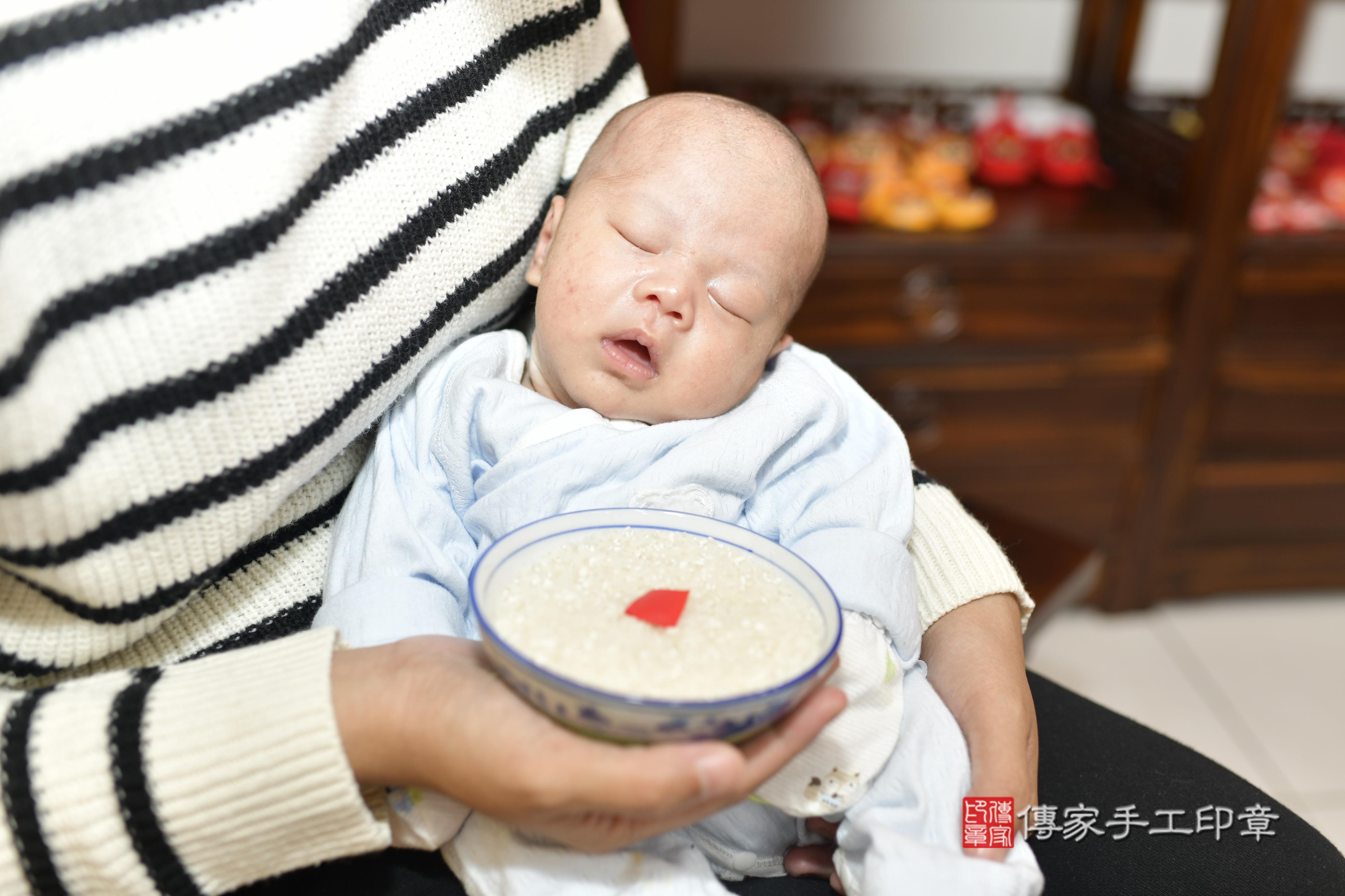 周寶寶(新竹市香山區來店嬰兒周寶寶滿月剃頭理髮、來店嬰兒剃胎毛儀式吉祥話)。來店剃頭剃胎毛主持、專業拍照、證書。★購買「臍帶章、肚臍章、胎毛筆刷印章」贈送：剃頭、收涎、抓周，三選一。2023.12.05