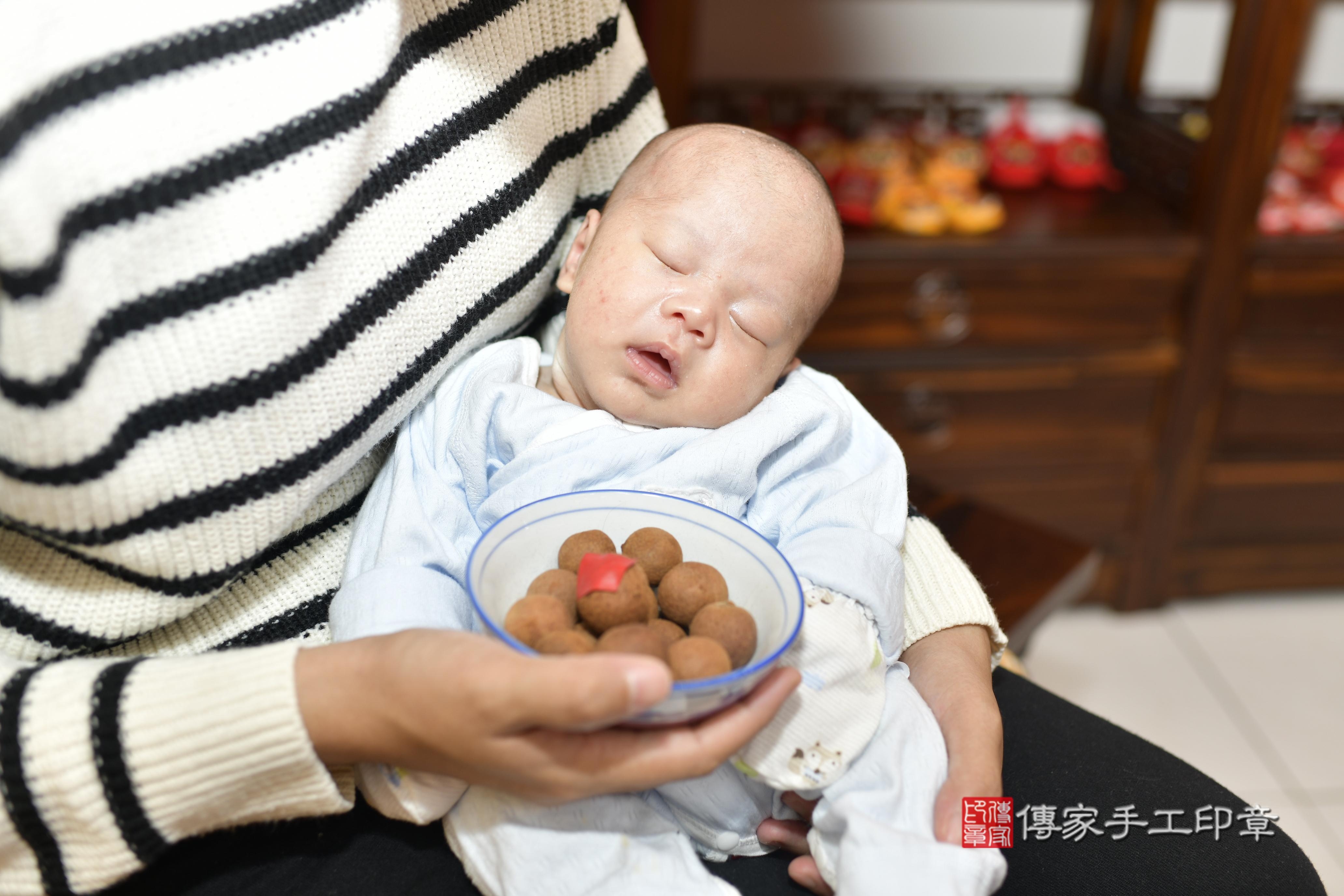 周寶寶(新竹市香山區來店嬰兒周寶寶滿月剃頭理髮、來店嬰兒剃胎毛儀式吉祥話)。來店剃頭剃胎毛主持、專業拍照、證書。★購買「臍帶章、肚臍章、胎毛筆刷印章」贈送：剃頭、收涎、抓周，三選一。2023.12.05