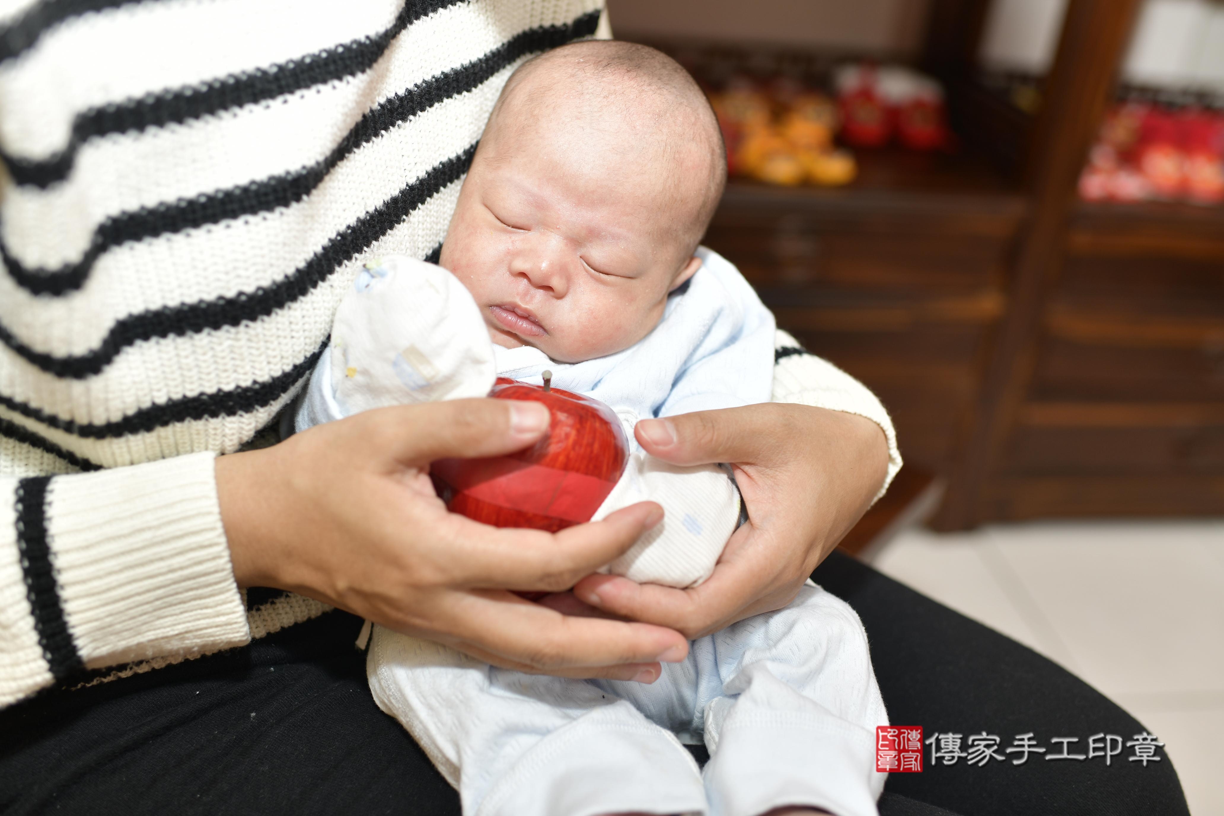 周寶寶(新竹市香山區來店嬰兒周寶寶滿月剃頭理髮、來店嬰兒剃胎毛儀式吉祥話)。來店剃頭剃胎毛主持、專業拍照、證書。★購買「臍帶章、肚臍章、胎毛筆刷印章」贈送：剃頭、收涎、抓周，三選一。2023.12.05