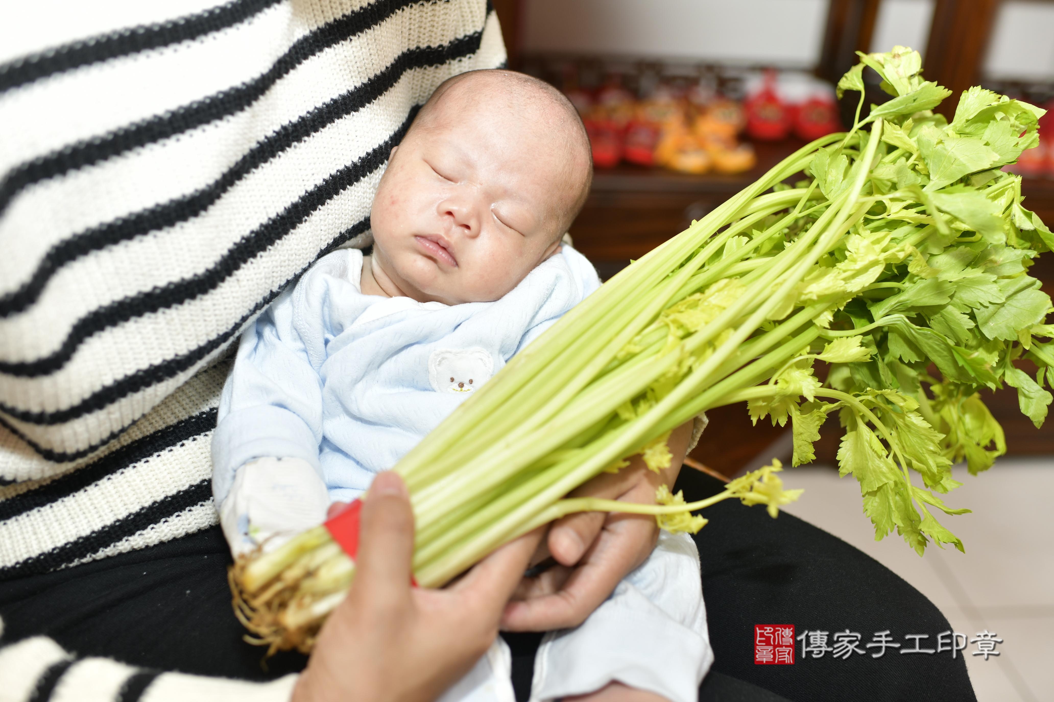 周寶寶(新竹市香山區來店嬰兒周寶寶滿月剃頭理髮、來店嬰兒剃胎毛儀式吉祥話)。來店剃頭剃胎毛主持、專業拍照、證書。★購買「臍帶章、肚臍章、胎毛筆刷印章」贈送：剃頭、收涎、抓周，三選一。2023.12.05