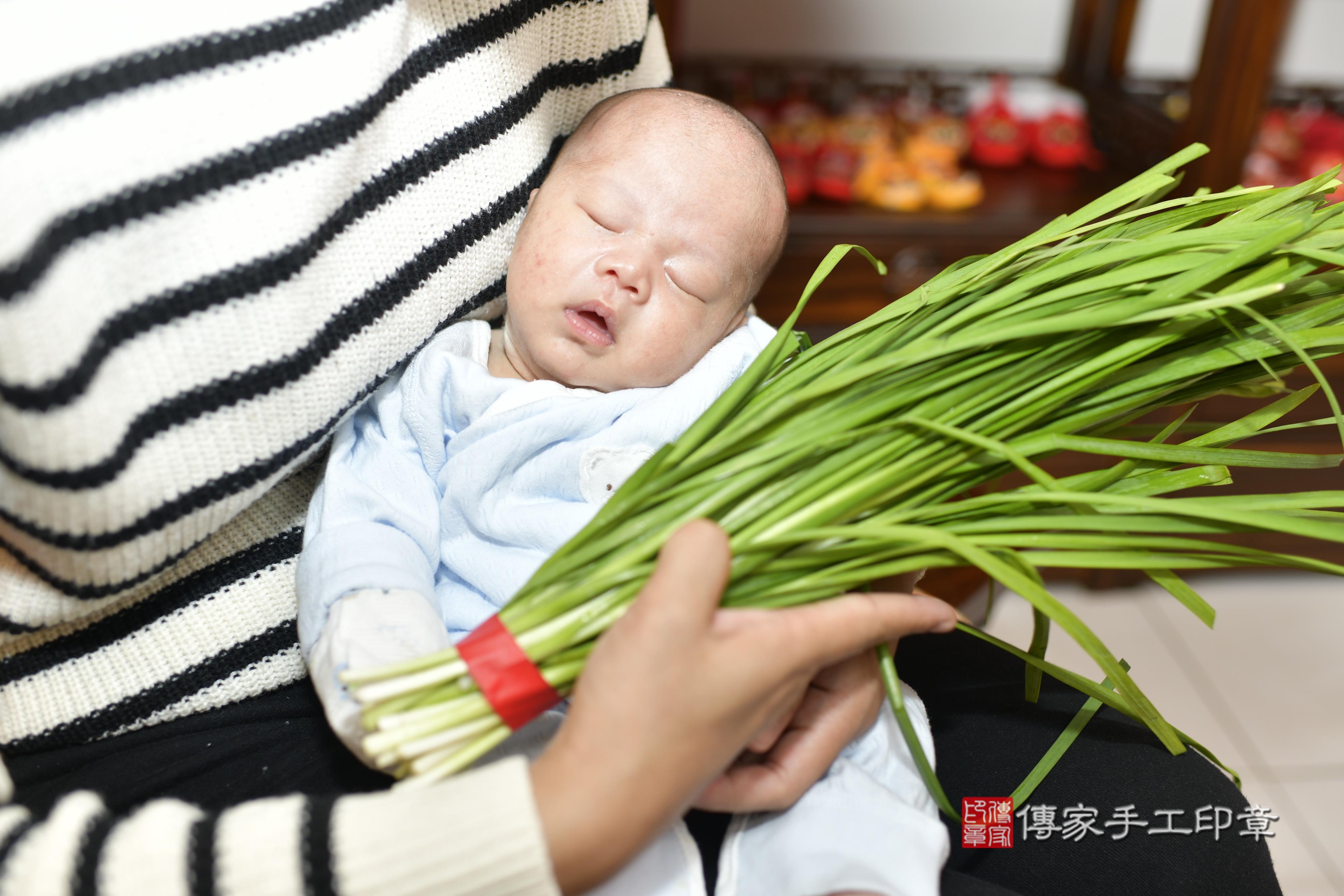 周寶寶(新竹市香山區來店嬰兒周寶寶滿月剃頭理髮、來店嬰兒剃胎毛儀式吉祥話)。來店剃頭剃胎毛主持、專業拍照、證書。★購買「臍帶章、肚臍章、胎毛筆刷印章」贈送：剃頭、收涎、抓周，三選一。2023.12.05