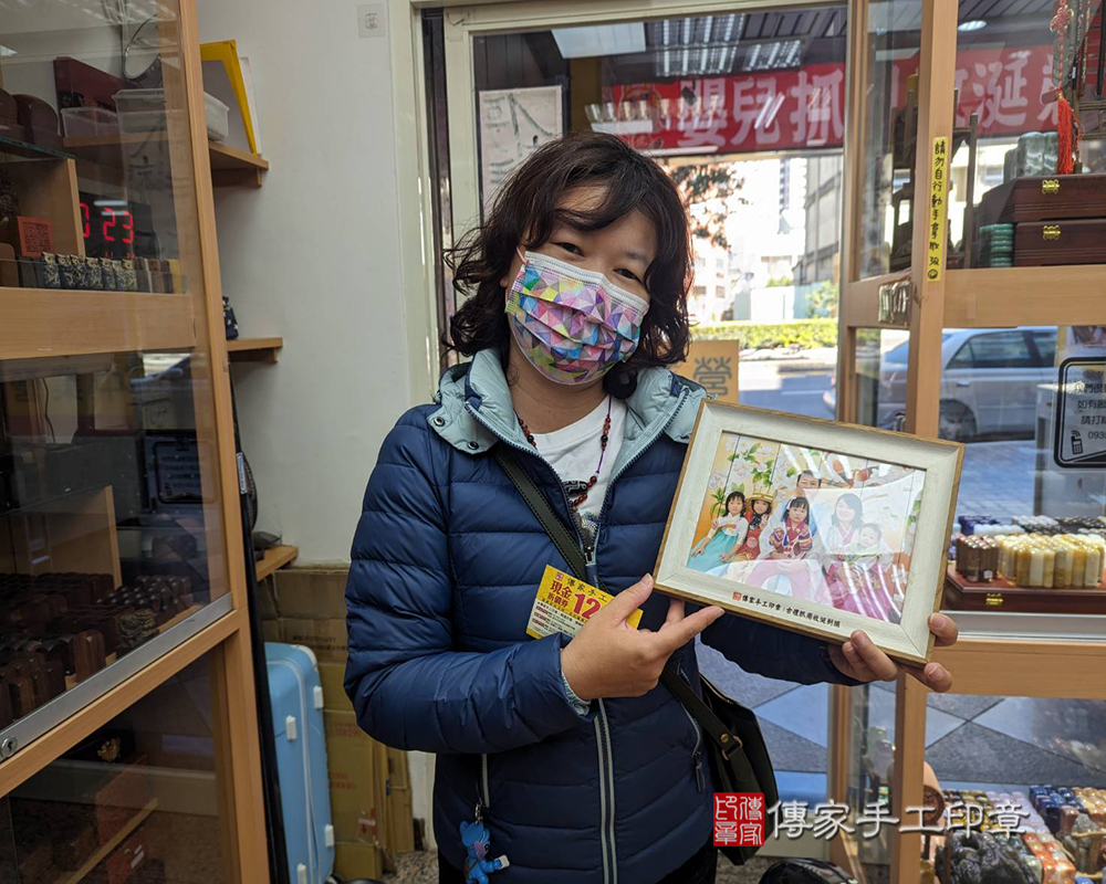 新北市蘆洲區沈寶寶抓周推薦：傳家新北店抓周度脺中國風會場，嬰兒古禮抓周流程儀式吉祥話、抓周道具物品24種、拍照。抓周證書。112.11.30