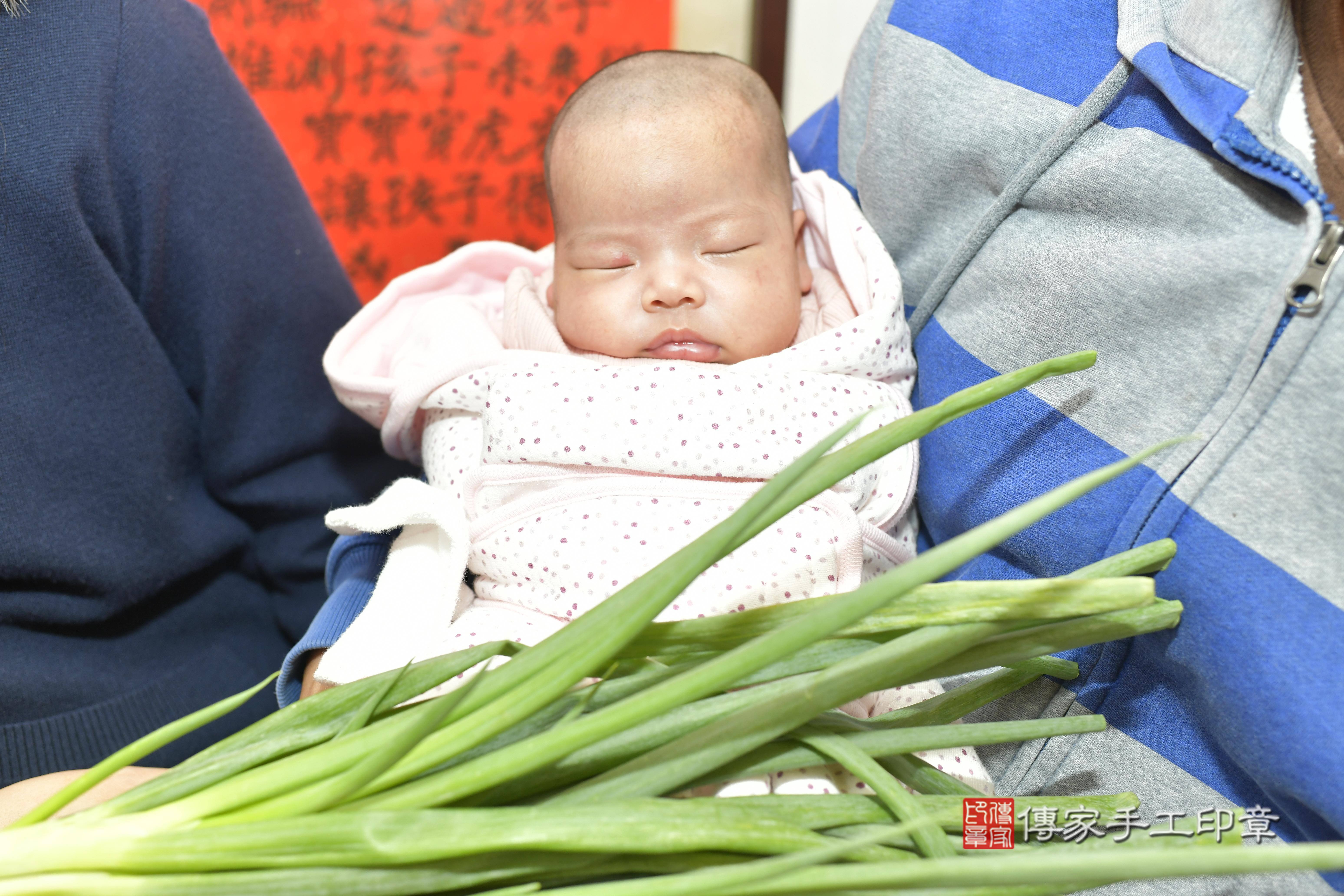 葉寶寶(新竹市香山區來店嬰兒葉寶寶滿月剃頭理髮、來店嬰兒剃胎毛儀式吉祥話)。來店剃頭剃胎毛主持、專業拍照、證書。★購買「臍帶章、肚臍章、胎毛筆刷印章」贈送：剃頭、收涎、抓周，三選一。2023.12.17