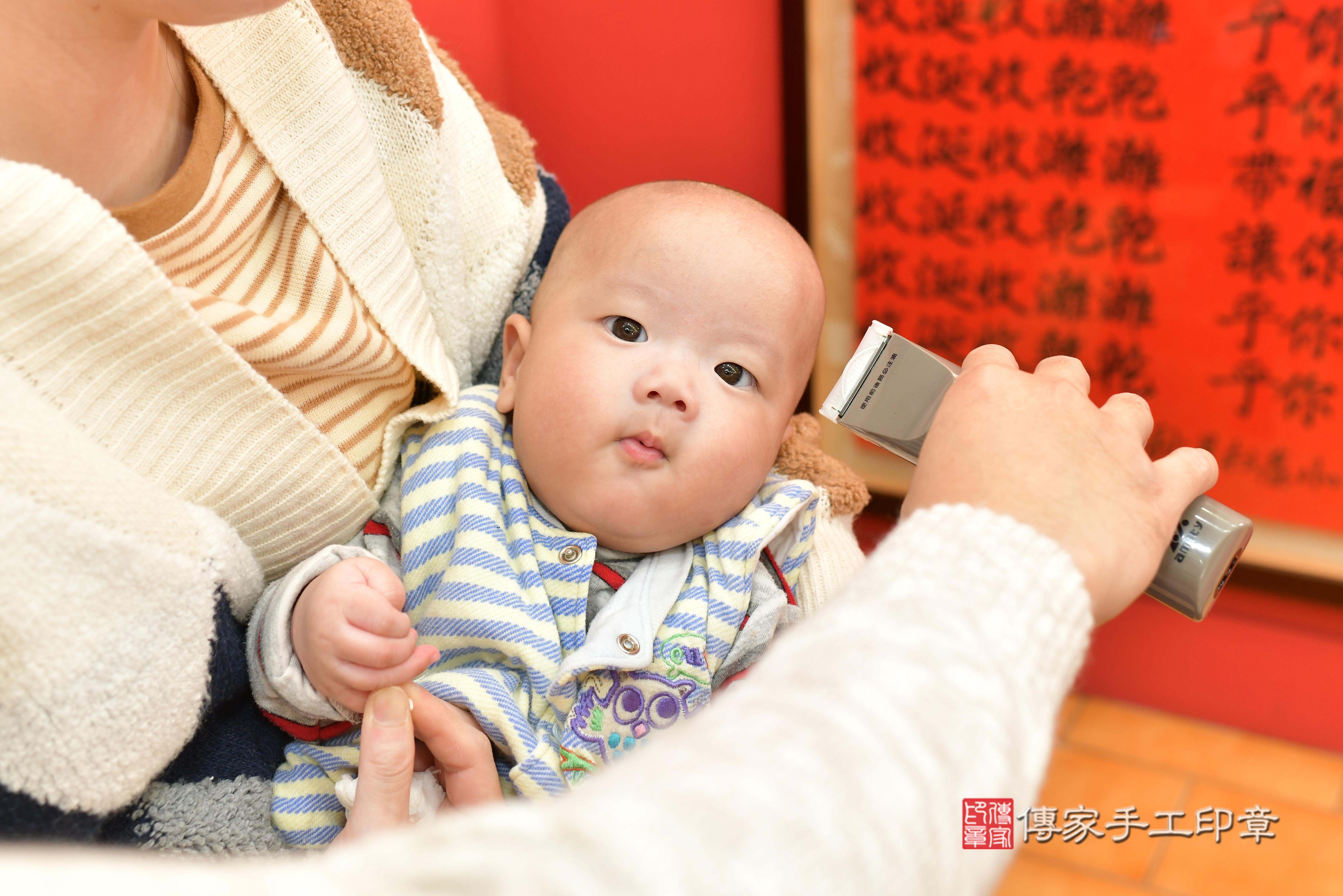 孫寶寶(桃園市八德區來店嬰兒孫寶寶滿月剃頭理髮、來店嬰兒剃胎毛儀式吉祥話)。來店剃頭剃胎毛主持、專業拍照、DVD光碟、證書。★購買「臍帶章、肚臍章、胎毛筆刷印章」贈送：剃頭、收涎、抓周，三選一。2023.12.16