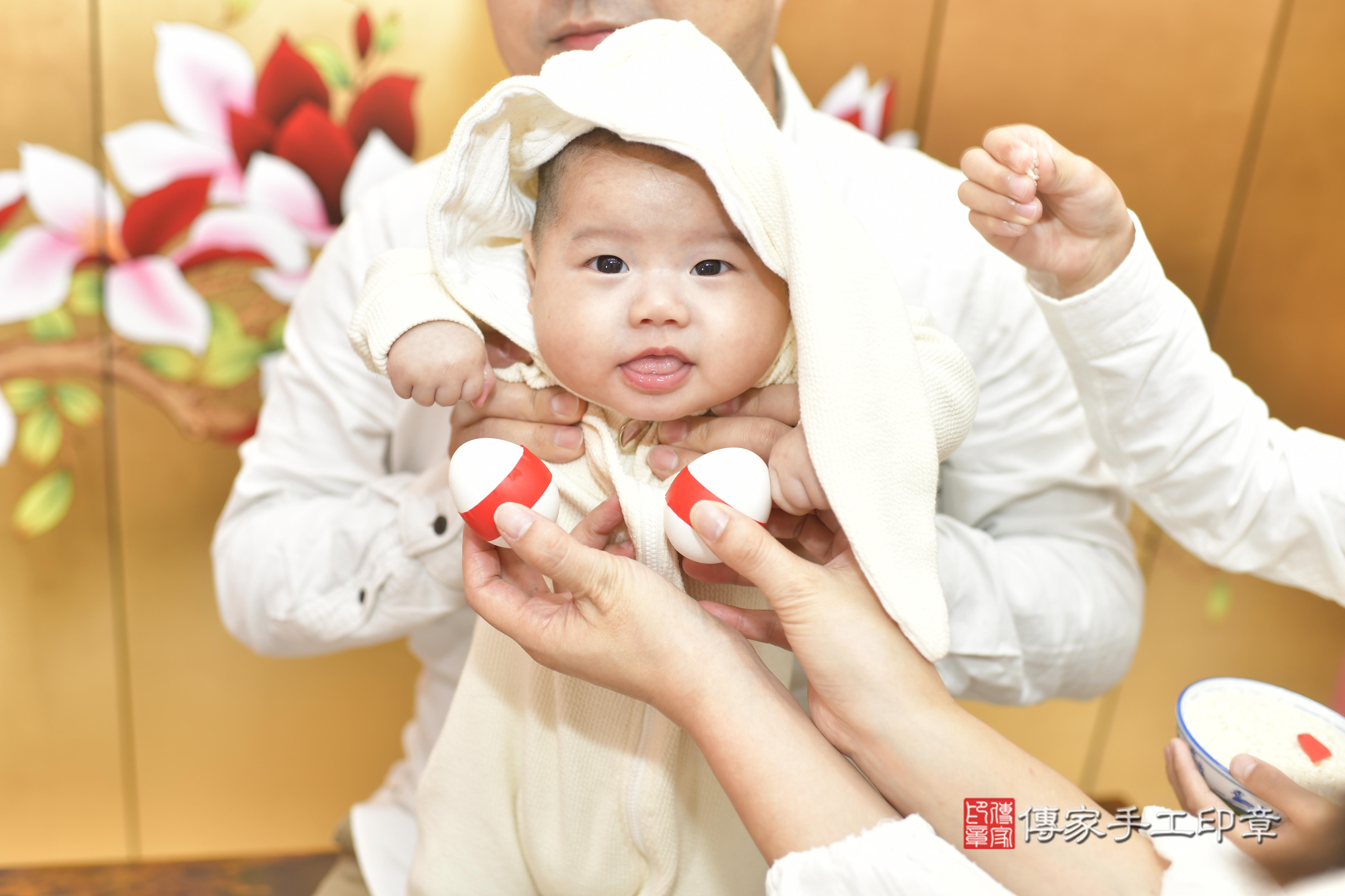 童寶寶(新竹市香山區來店嬰兒童寶寶滿月剃頭理髮、來店嬰兒剃胎毛儀式吉祥話)。來店剃頭剃胎毛主持、專業拍照、證書。★購買「臍帶章、肚臍章、胎毛筆刷印章」贈送：剃頭、收涎、抓周，三選一。2023.12.17