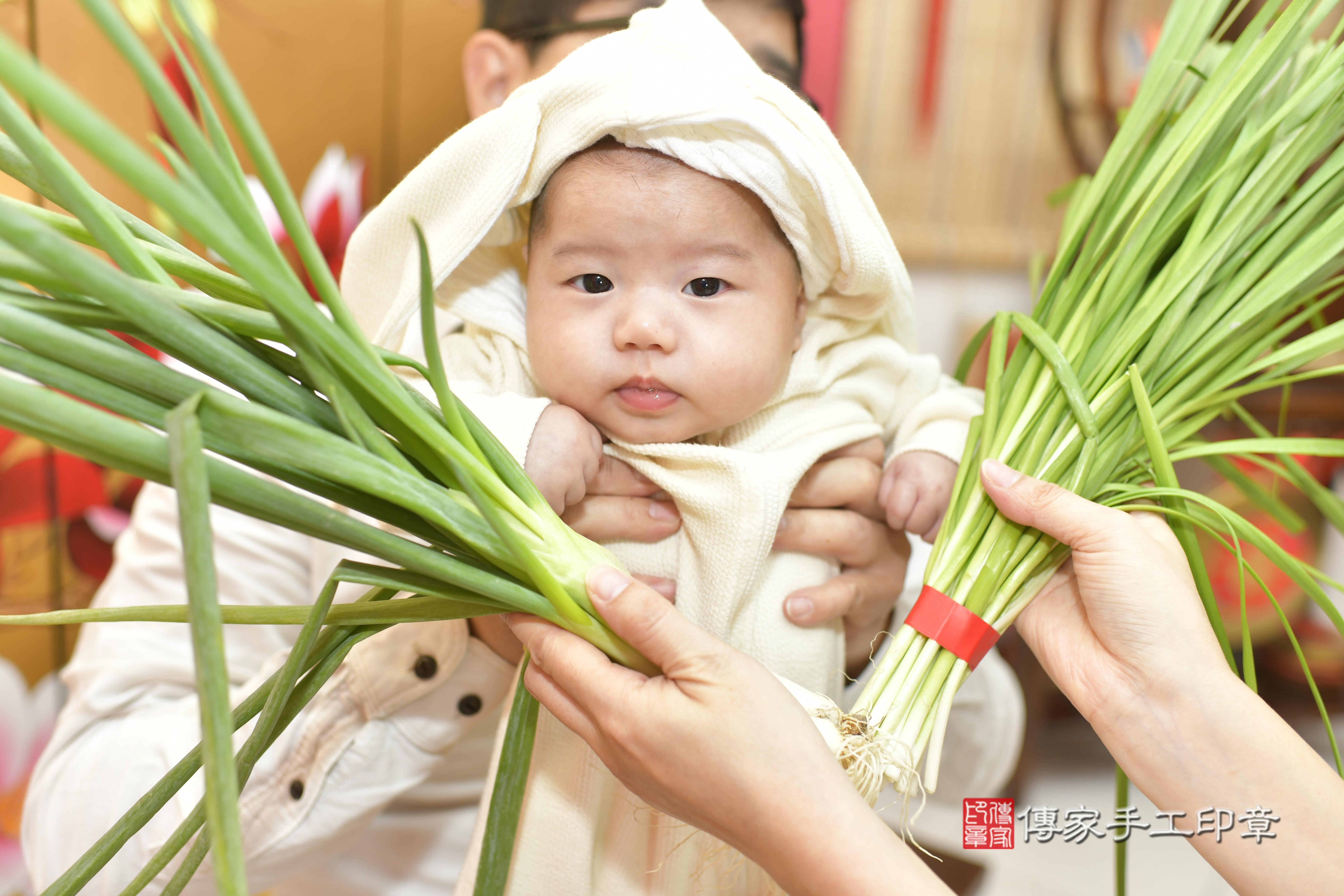 童寶寶(新竹市香山區來店嬰兒童寶寶滿月剃頭理髮、來店嬰兒剃胎毛儀式吉祥話)。來店剃頭剃胎毛主持、專業拍照、證書。★購買「臍帶章、肚臍章、胎毛筆刷印章」贈送：剃頭、收涎、抓周，三選一。2023.12.17