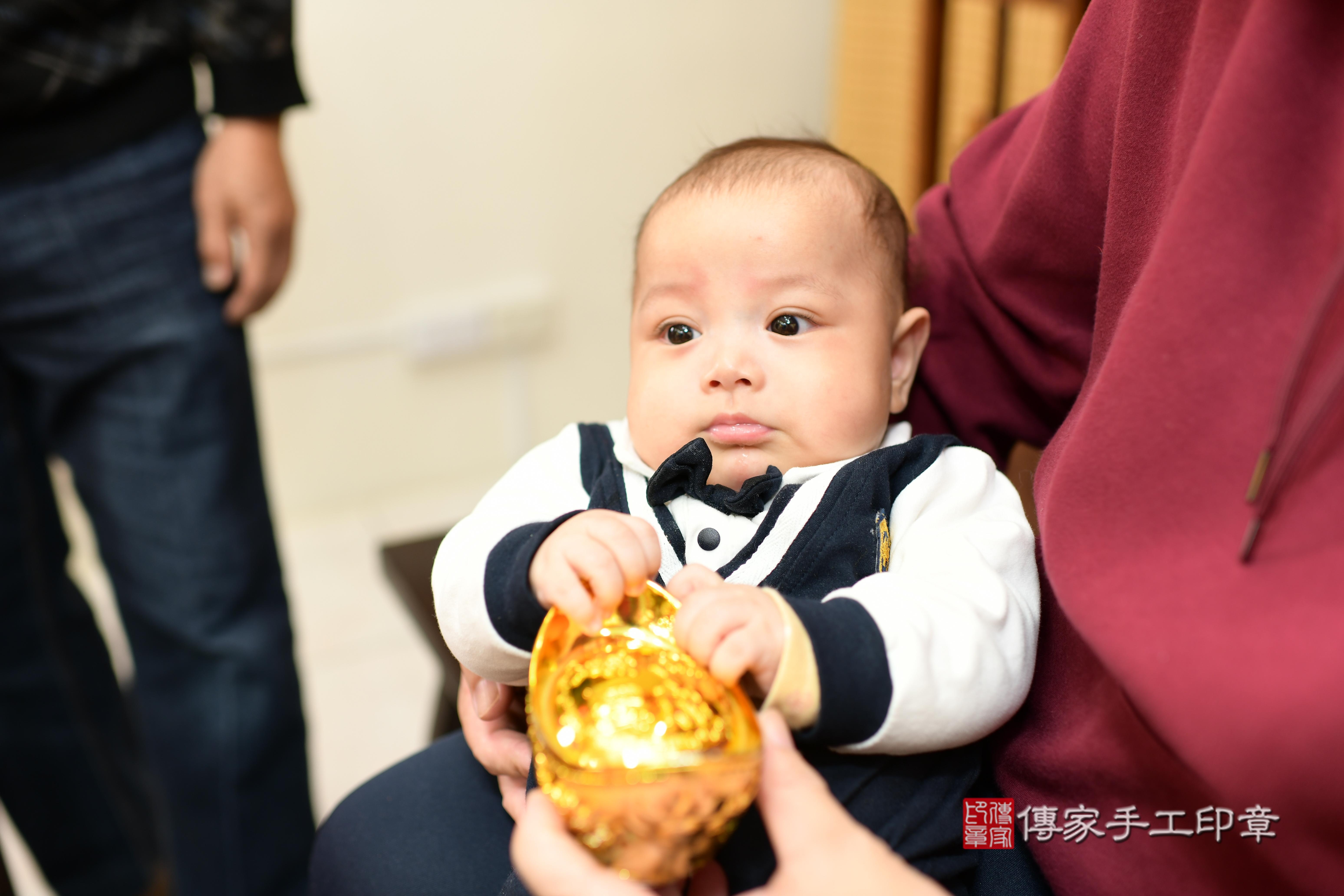 曾寶寶(台南市永康區來店嬰兒曾寶寶滿月剃頭理髮、來店嬰兒剃胎毛儀式吉祥話)。來店剃頭剃胎毛主持、專業拍照、DVD光碟、證書。★購買「臍帶章、肚臍章、胎毛筆刷印章」贈送：剃頭、收涎、抓周，三選一。2023.12.24