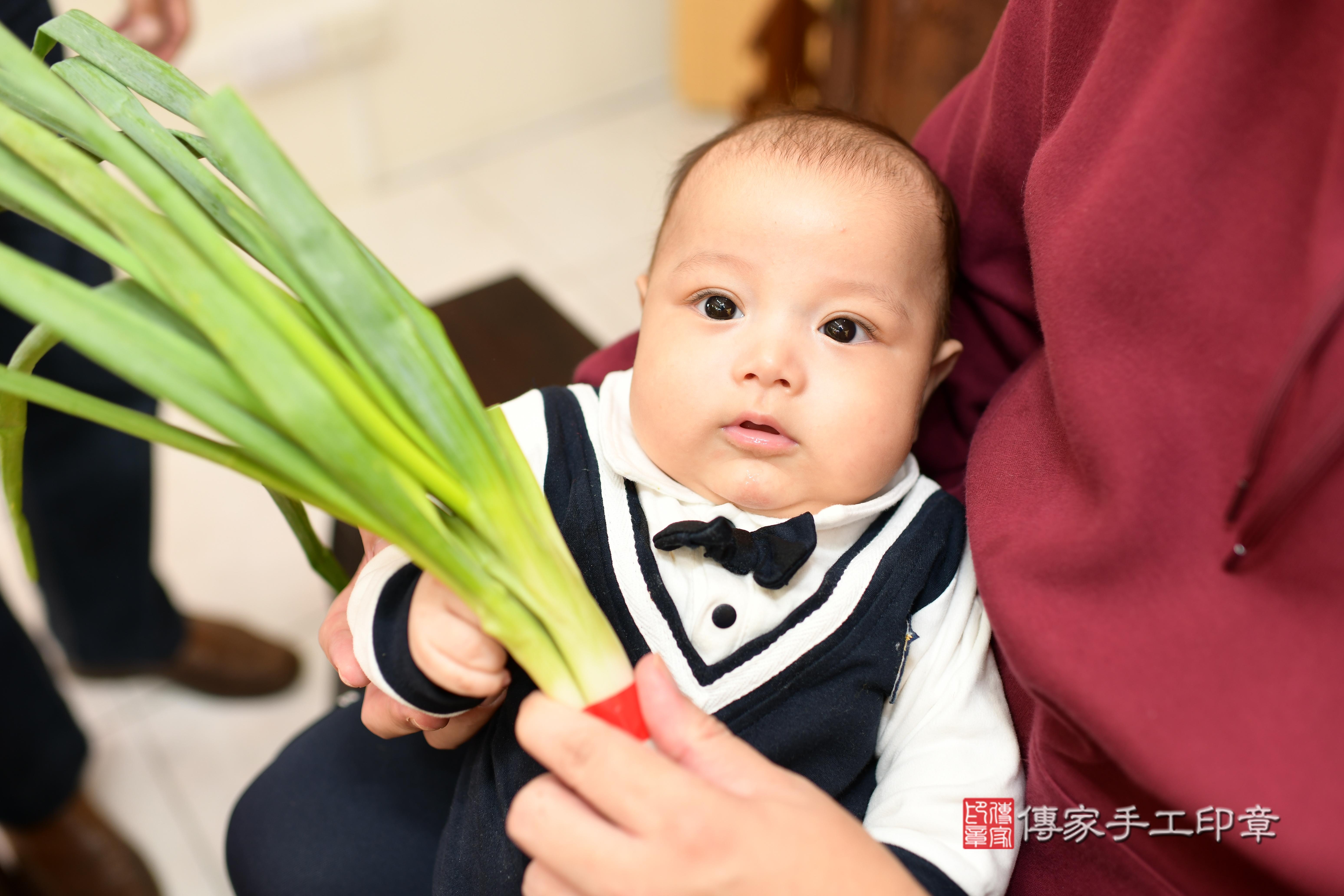 曾寶寶(台南市永康區來店嬰兒曾寶寶滿月剃頭理髮、來店嬰兒剃胎毛儀式吉祥話)。來店剃頭剃胎毛主持、專業拍照、DVD光碟、證書。★購買「臍帶章、肚臍章、胎毛筆刷印章」贈送：剃頭、收涎、抓周，三選一。2023.12.24