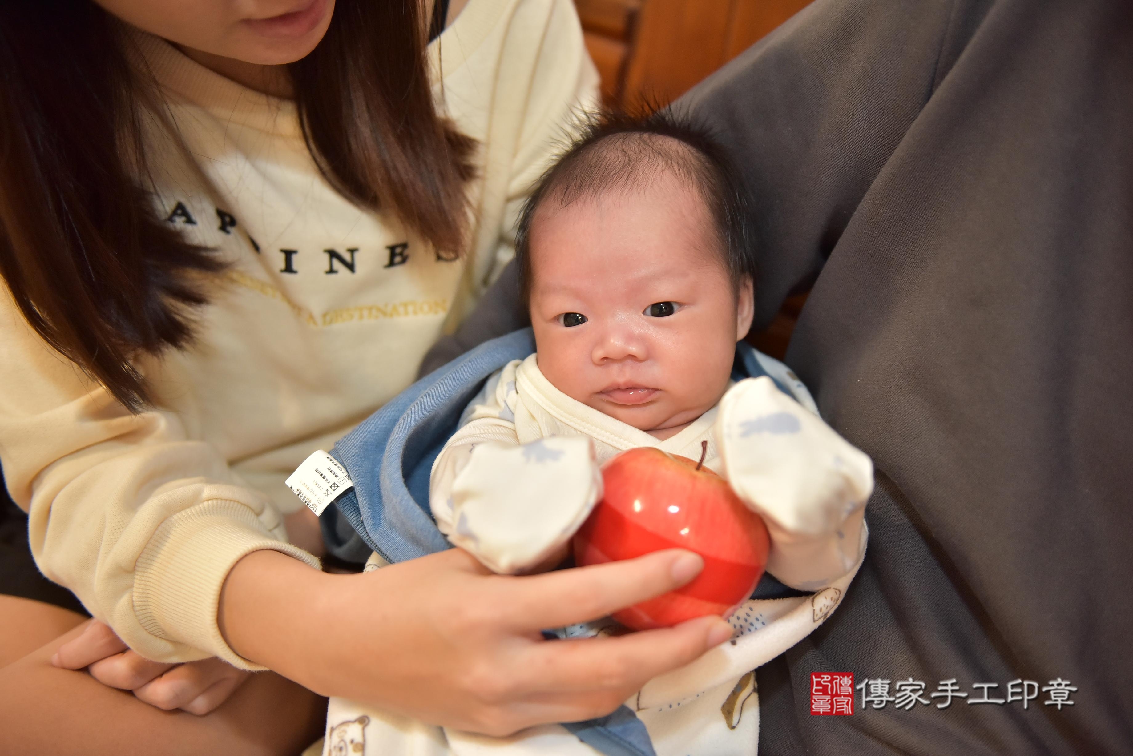 游寶寶(高雄市鳳山區到府嬰兒游寶寶滿月剃頭理髮、到府嬰兒剃胎毛儀式吉祥話)。到府剃頭剃胎毛主持、專業拍照、證書。★購買「臍帶章、肚臍章、胎毛筆刷印章」贈送：剃頭、收涎、抓周，三選一。2023.12.29