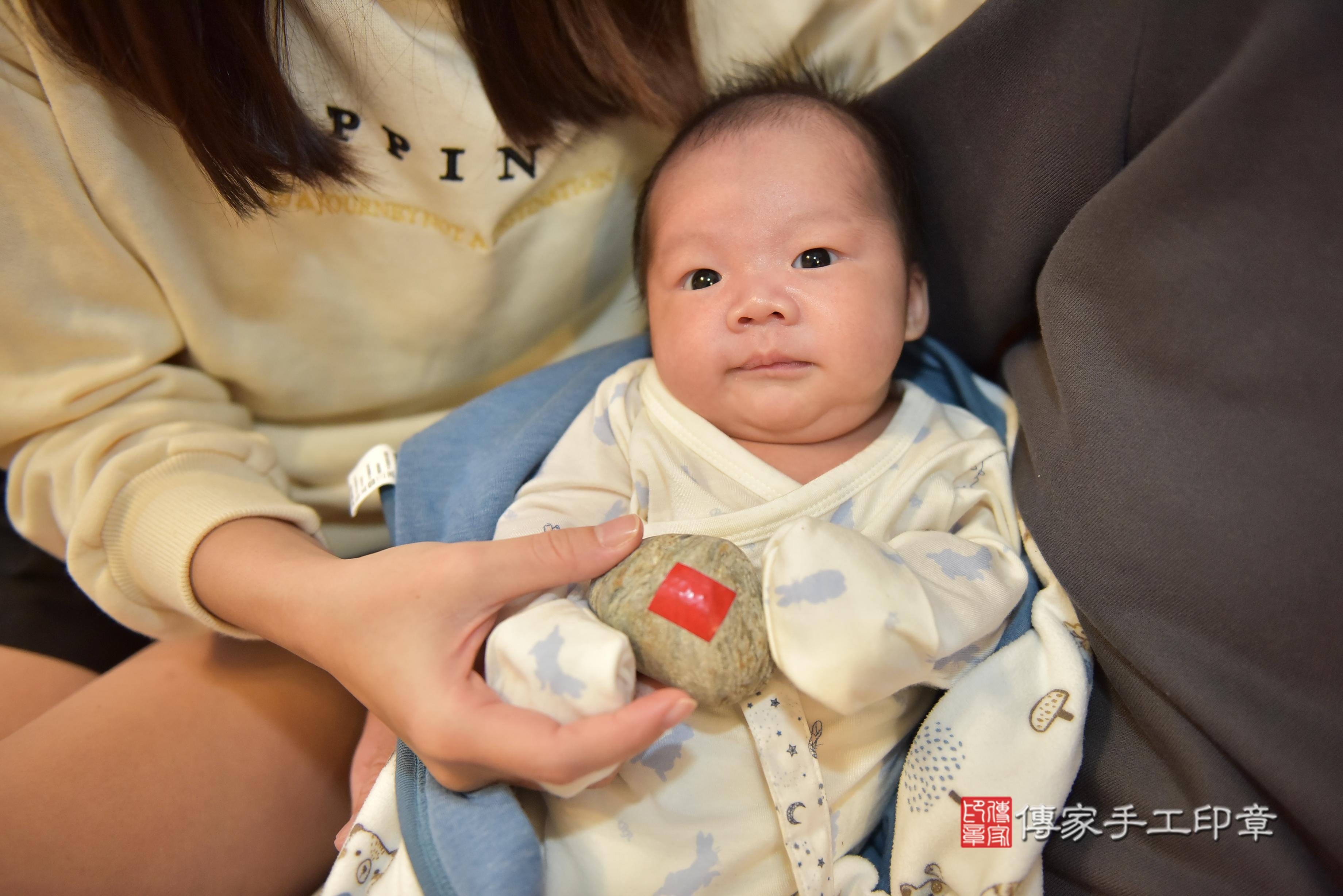 游寶寶(高雄市鳳山區到府嬰兒游寶寶滿月剃頭理髮、到府嬰兒剃胎毛儀式吉祥話)。到府剃頭剃胎毛主持、專業拍照、證書。★購買「臍帶章、肚臍章、胎毛筆刷印章」贈送：剃頭、收涎、抓周，三選一。2023.12.29