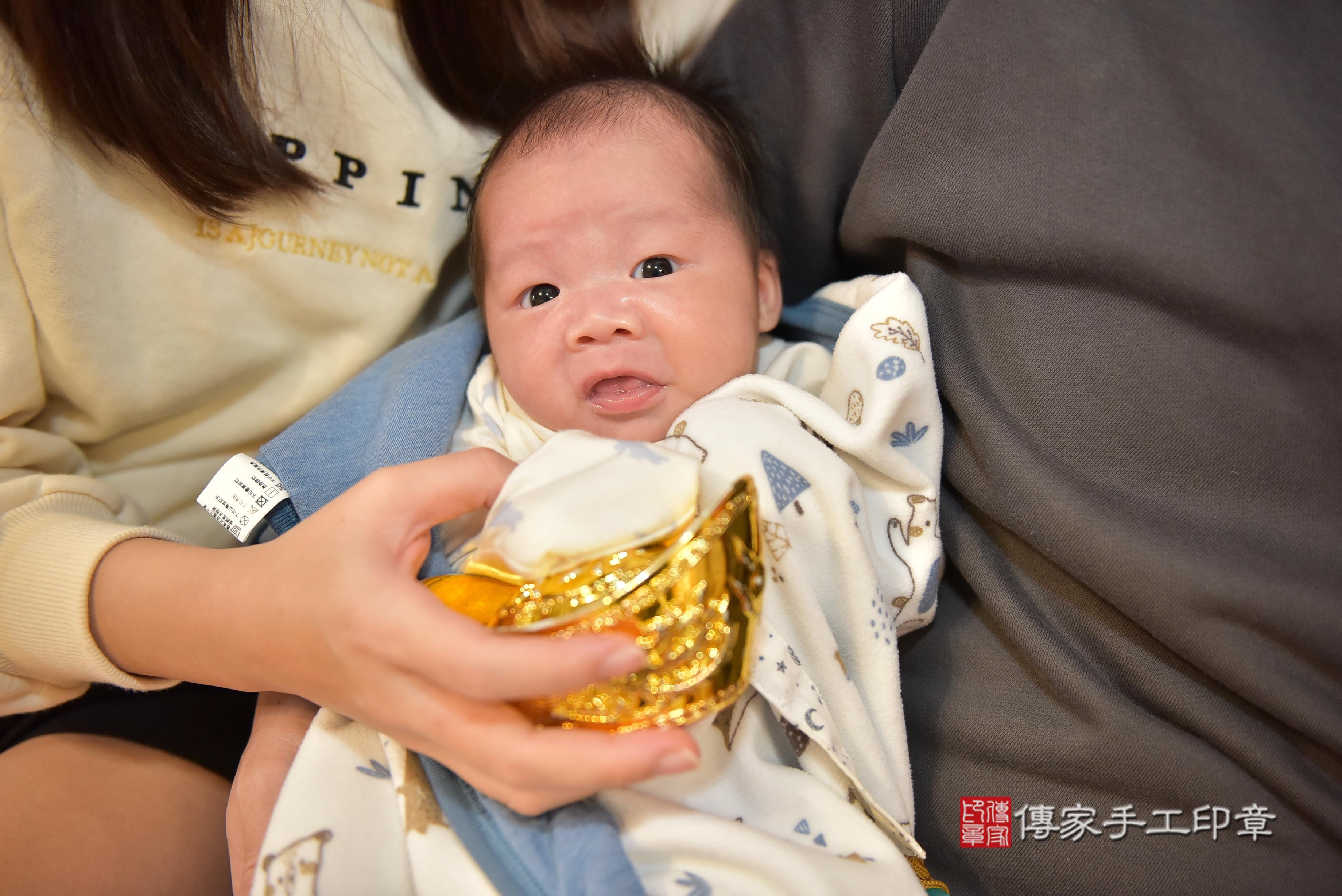 游寶寶(高雄市鳳山區到府嬰兒游寶寶滿月剃頭理髮、到府嬰兒剃胎毛儀式吉祥話)。到府剃頭剃胎毛主持、專業拍照、證書。★購買「臍帶章、肚臍章、胎毛筆刷印章」贈送：剃頭、收涎、抓周，三選一。2023.12.29