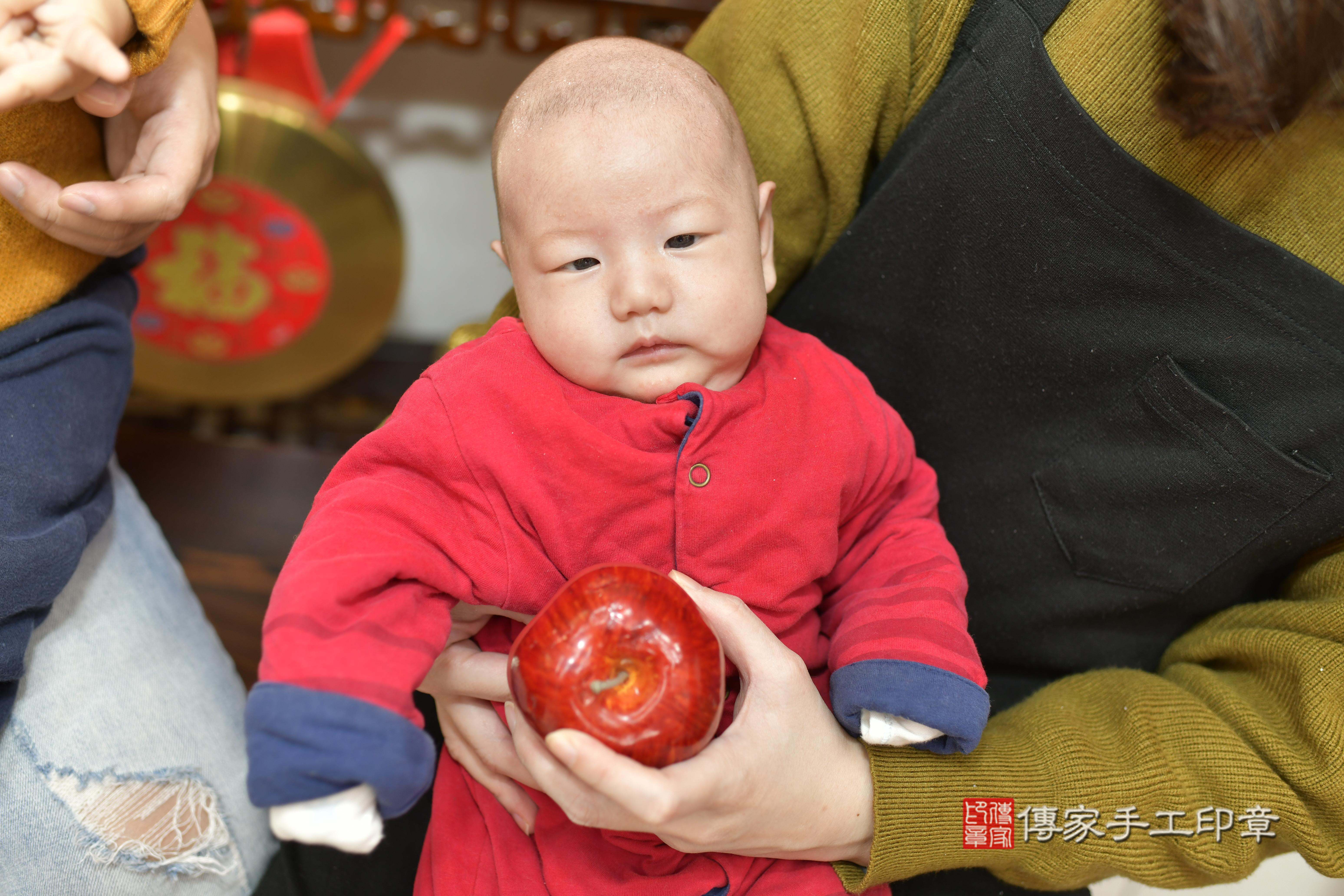 葉寶寶(新竹市香山區來店嬰兒葉寶寶滿月剃頭理髮、來店嬰兒剃胎毛儀式吉祥話)。來店剃頭剃胎毛主持、專業拍照、證書。★購買「臍帶章、肚臍章、胎毛筆刷印章」贈送：剃頭、收涎、抓周，三選一。2023.12.25