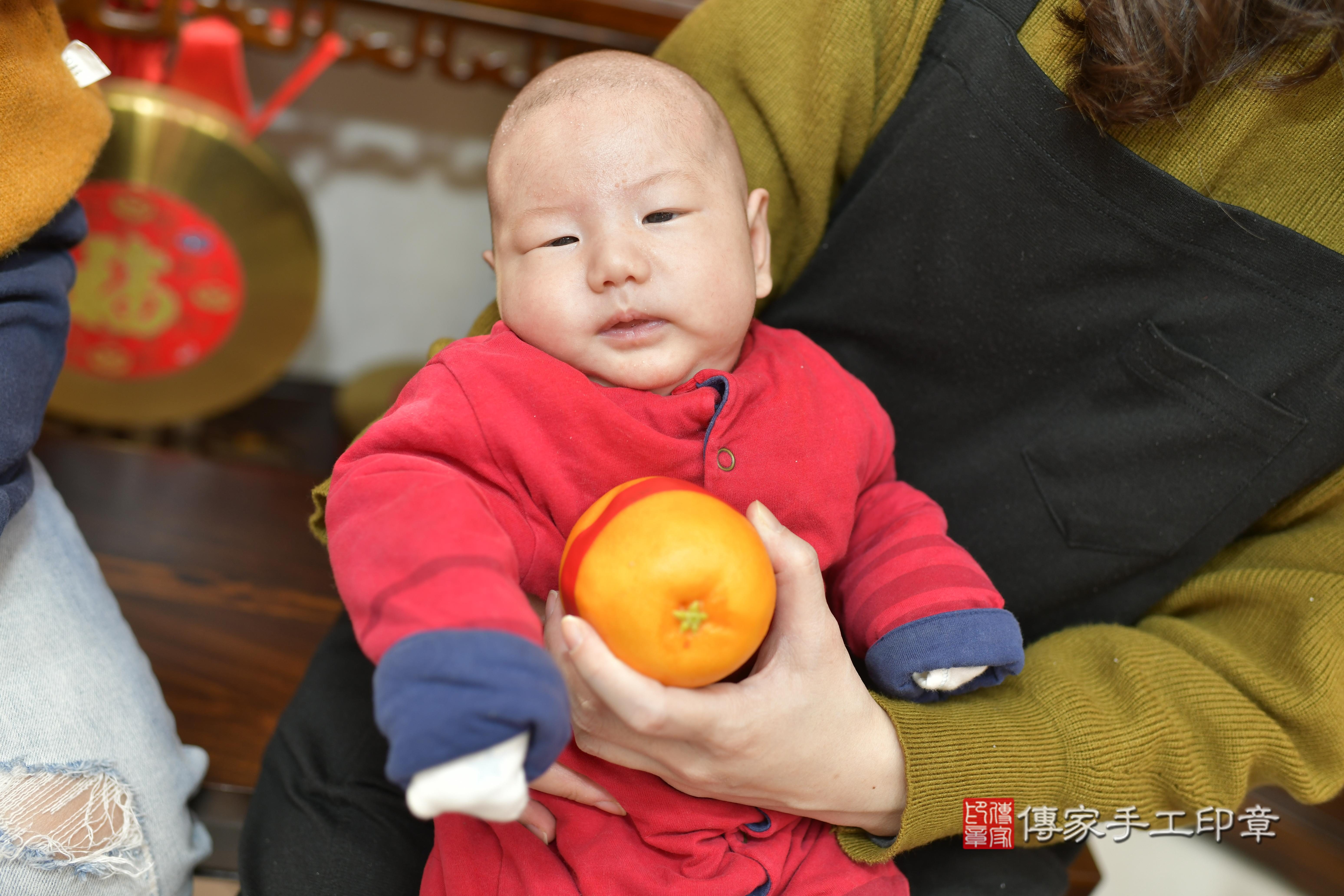 葉寶寶(新竹市香山區來店嬰兒葉寶寶滿月剃頭理髮、來店嬰兒剃胎毛儀式吉祥話)。來店剃頭剃胎毛主持、專業拍照、證書。★購買「臍帶章、肚臍章、胎毛筆刷印章」贈送：剃頭、收涎、抓周，三選一。2023.12.25