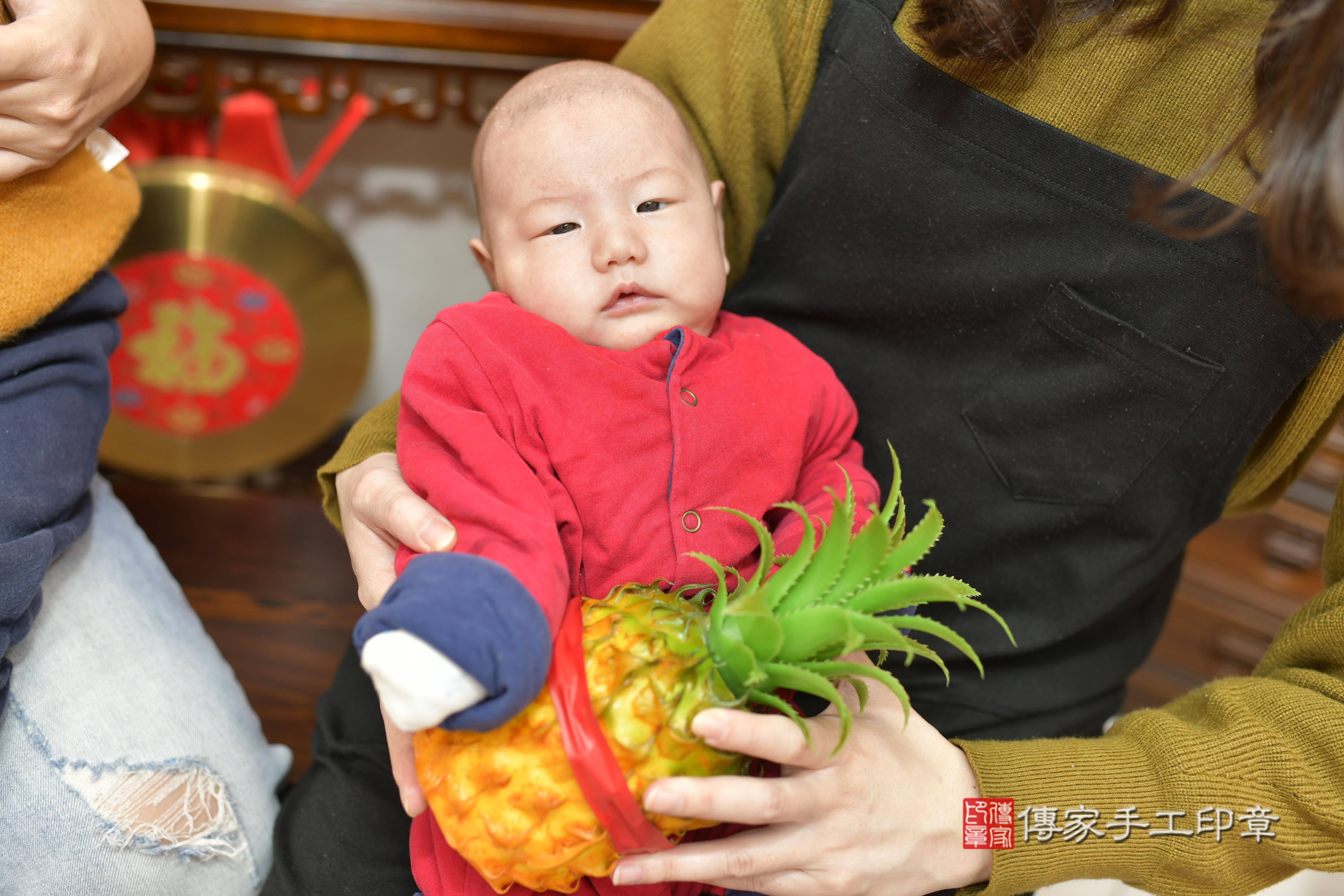 葉寶寶(新竹市香山區來店嬰兒葉寶寶滿月剃頭理髮、來店嬰兒剃胎毛儀式吉祥話)。來店剃頭剃胎毛主持、專業拍照、證書。★購買「臍帶章、肚臍章、胎毛筆刷印章」贈送：剃頭、收涎、抓周，三選一。2023.12.25