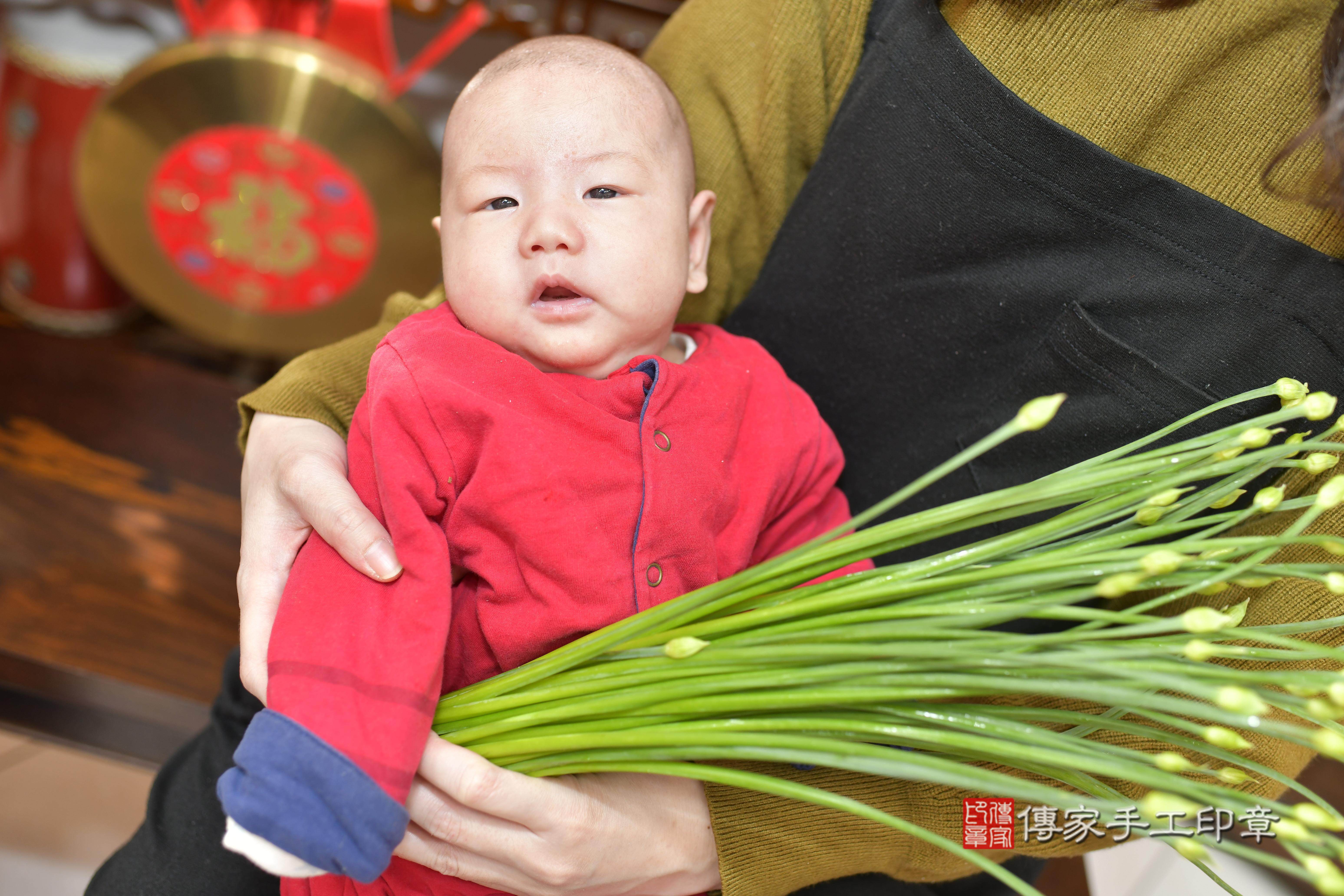 葉寶寶(新竹市香山區來店嬰兒葉寶寶滿月剃頭理髮、來店嬰兒剃胎毛儀式吉祥話)。來店剃頭剃胎毛主持、專業拍照、證書。★購買「臍帶章、肚臍章、胎毛筆刷印章」贈送：剃頭、收涎、抓周，三選一。2023.12.25