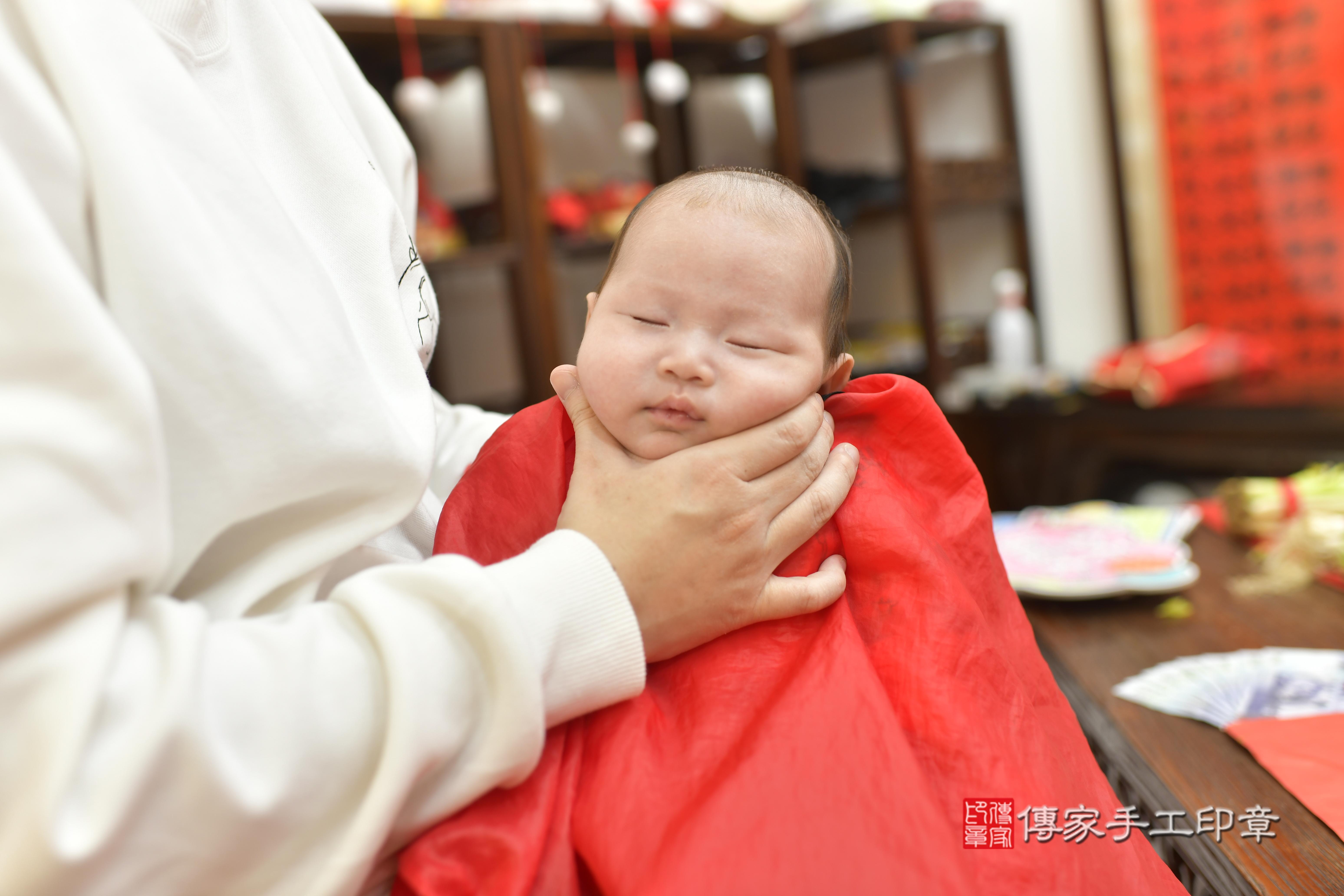 吳寶寶(新竹市香山區來店嬰兒吳寶寶滿月剃頭理髮、來店嬰兒剃胎毛儀式吉祥話)。來店剃頭剃胎毛主持、專業拍照、證書。★購買「臍帶章、肚臍章、胎毛筆刷印章」贈送：剃頭、收涎、抓周，三選一。2023.12.30