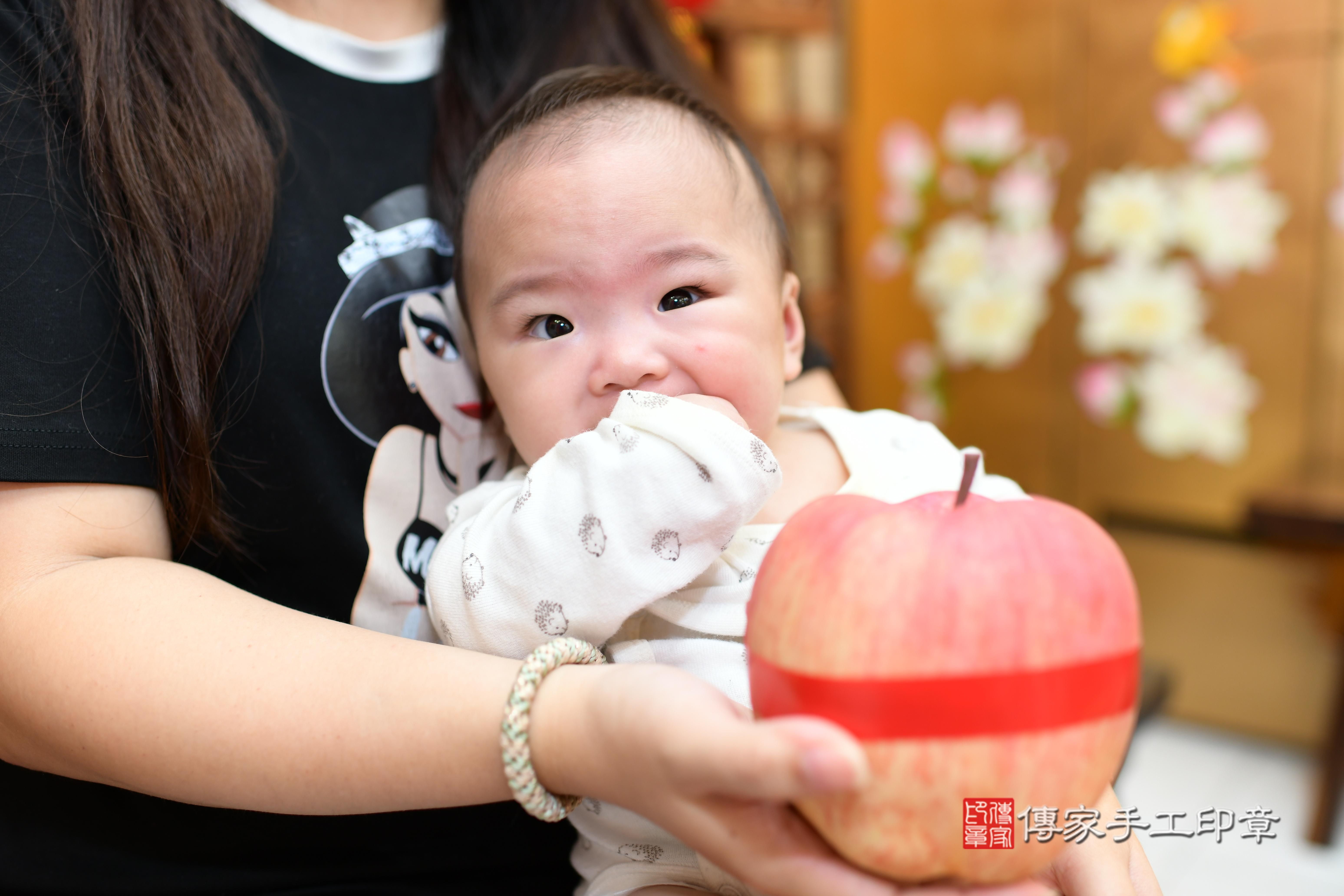 王寶寶(台南市永康區來店嬰兒王寶寶滿月剃頭理髮、來店嬰兒剃胎毛儀式吉祥話)。來店剃頭剃胎毛主持、專業拍照、證書。★購買「臍帶章、肚臍章、胎毛筆刷印章」贈送：剃頭、收涎、抓周，三選一。2023.12.31