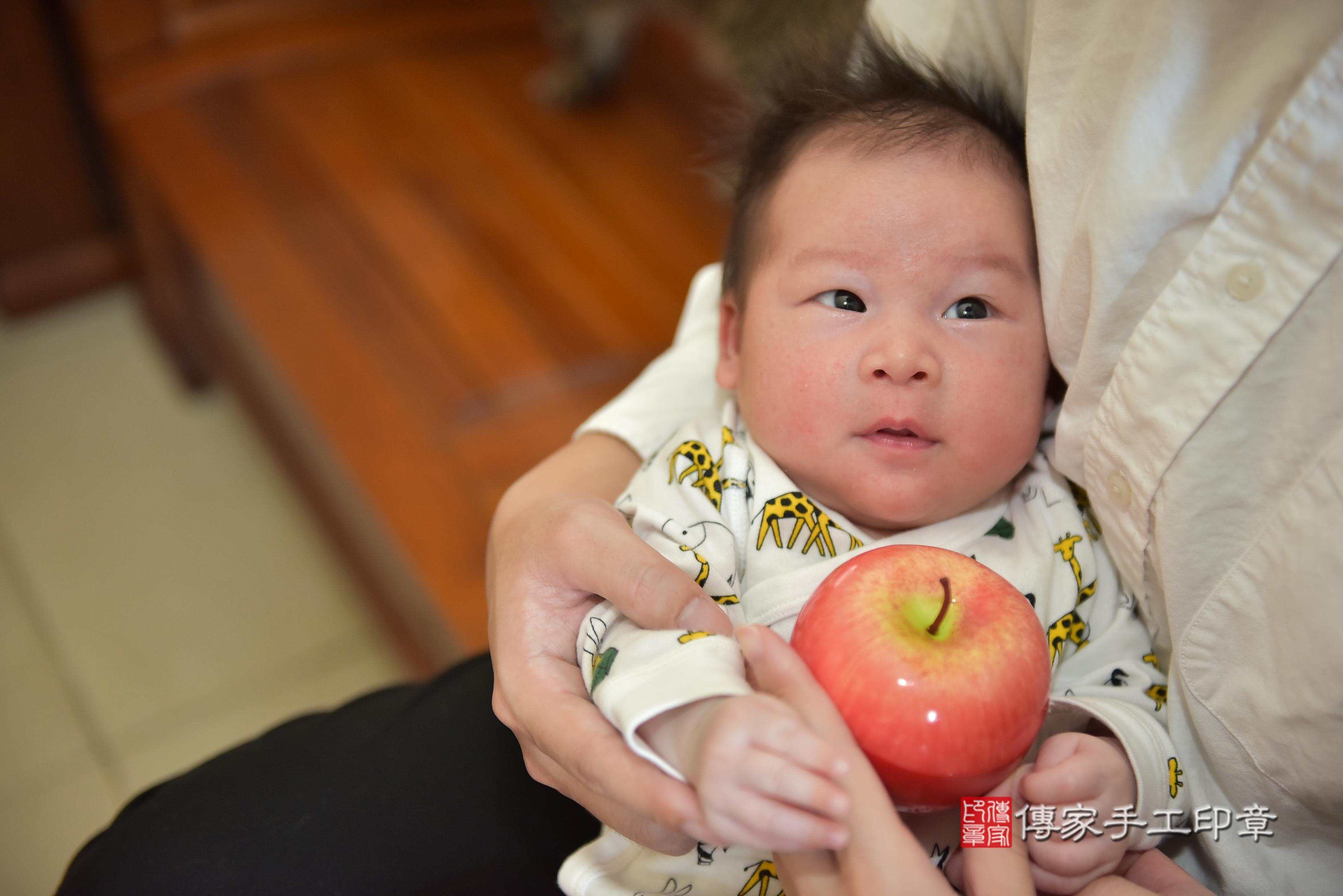 李寶寶(高雄市鳳山區到府嬰兒李寶寶滿月剃頭理髮、到府嬰兒剃胎毛儀式吉祥話)。到府剃頭剃胎毛主持、專業拍照、證書。★購買「臍帶章、肚臍章、胎毛筆刷印章」贈送：剃頭、收涎、抓周，三選一。2023.12.13