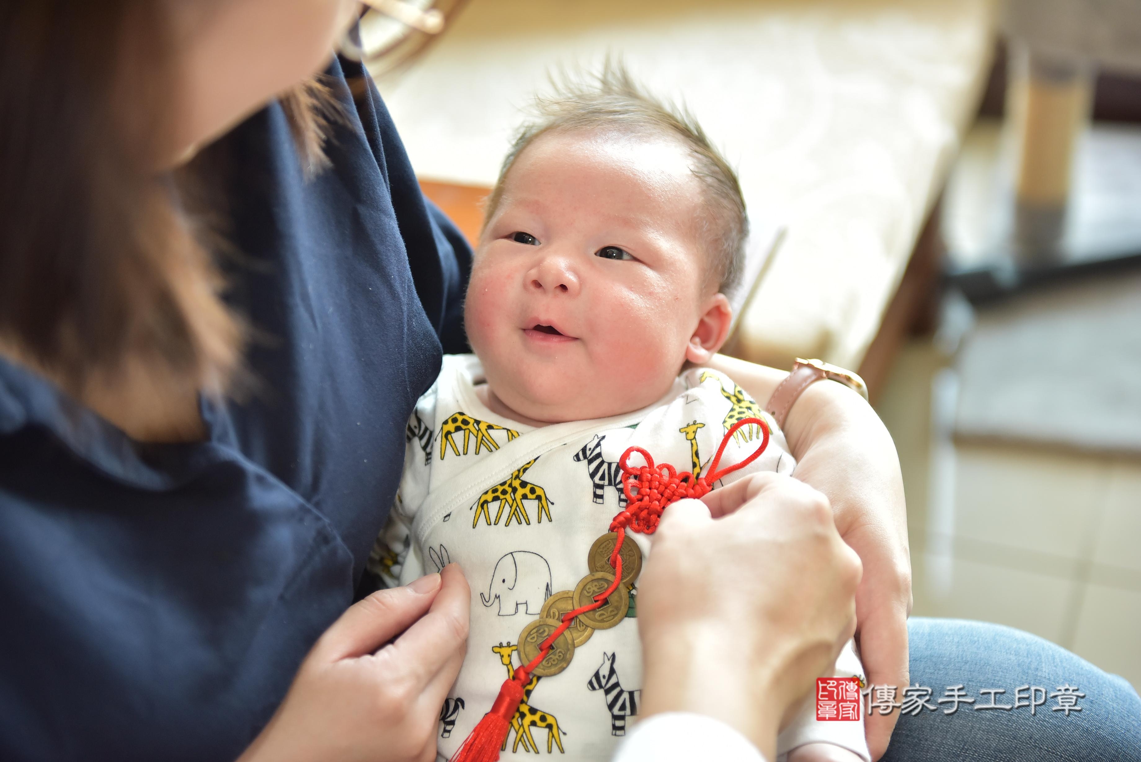 李寶寶(高雄市鳳山區到府嬰兒李寶寶滿月剃頭理髮、到府嬰兒剃胎毛儀式吉祥話)。到府剃頭剃胎毛主持、專業拍照、證書。★購買「臍帶章、肚臍章、胎毛筆刷印章」贈送：剃頭、收涎、抓周，三選一。2023.12.13