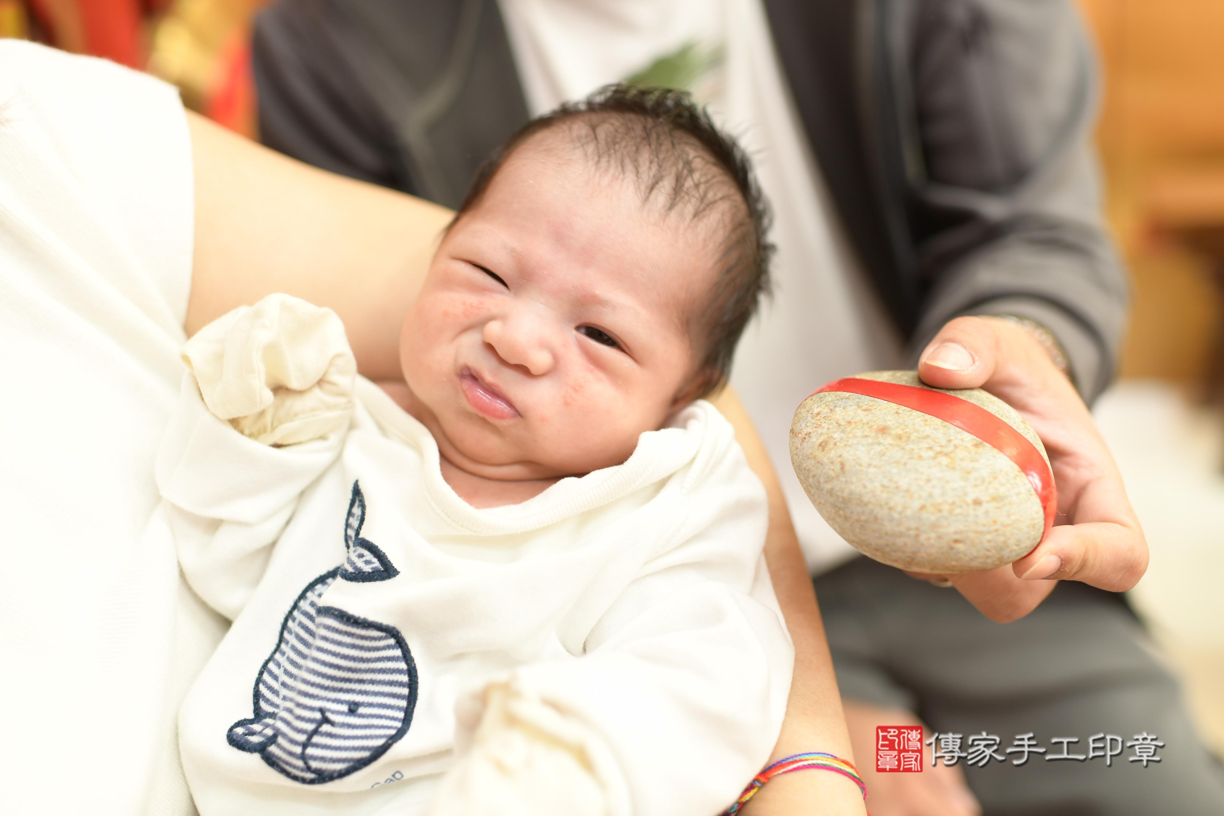 陳寶寶(高雄市鳳山區來店嬰兒陳寶寶滿月剃頭理髮、來店嬰兒剃胎毛儀式吉祥話)。來店剃頭剃胎毛主持、專業拍照、證書。★購買「臍帶章、肚臍章、胎毛筆刷印章」贈送：剃頭、收涎、抓周，三選一。2024.01.05