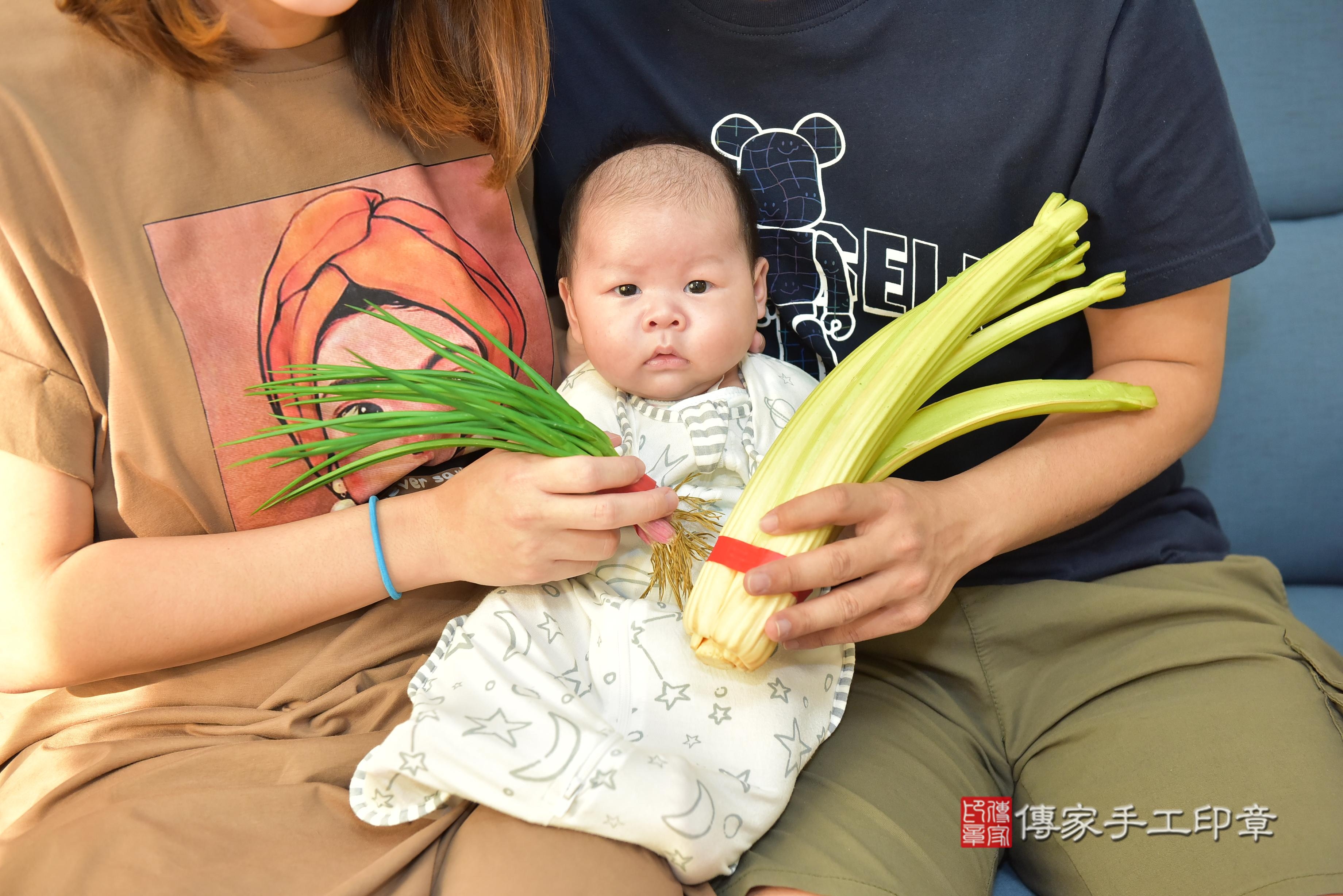 趙寶寶(高雄市鳳山區到府嬰兒趙寶寶滿月剃頭理髮、到府嬰兒剃胎毛儀式吉祥話)。到府剃頭剃胎毛主持、專業拍照、證書。★購買「臍帶章、肚臍章、胎毛筆刷印章」贈送：剃頭、收涎、抓周，三選一。2024.01.13