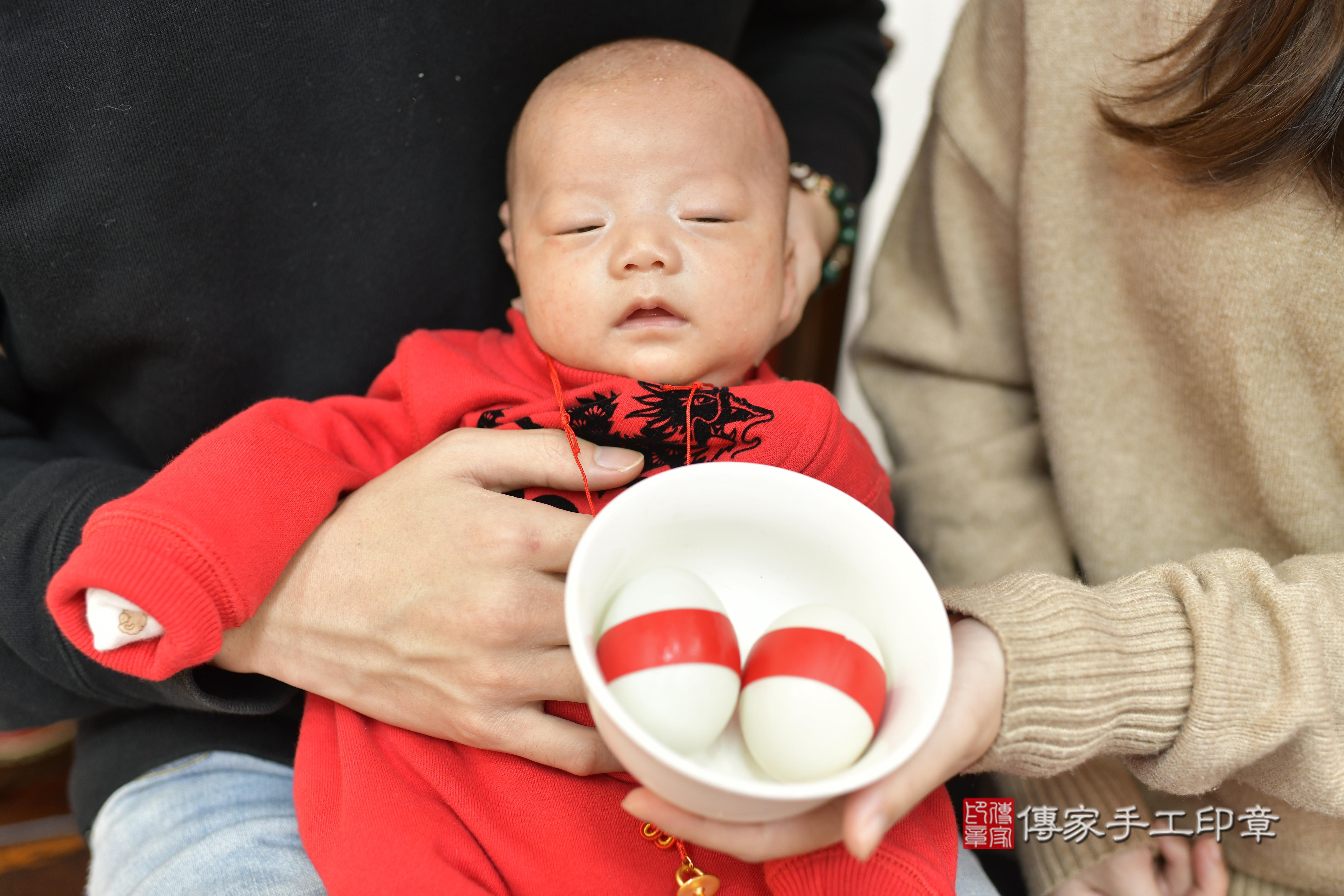 張寶寶(新竹市香山區來店嬰兒張寶寶滿月剃頭理髮、來店嬰兒剃胎毛儀式吉祥話)。來店剃頭剃胎毛主持、專業拍照、證書。★購買「臍帶章、肚臍章、胎毛筆刷印章」贈送：剃頭、收涎、抓周，三選一。2024.01.25