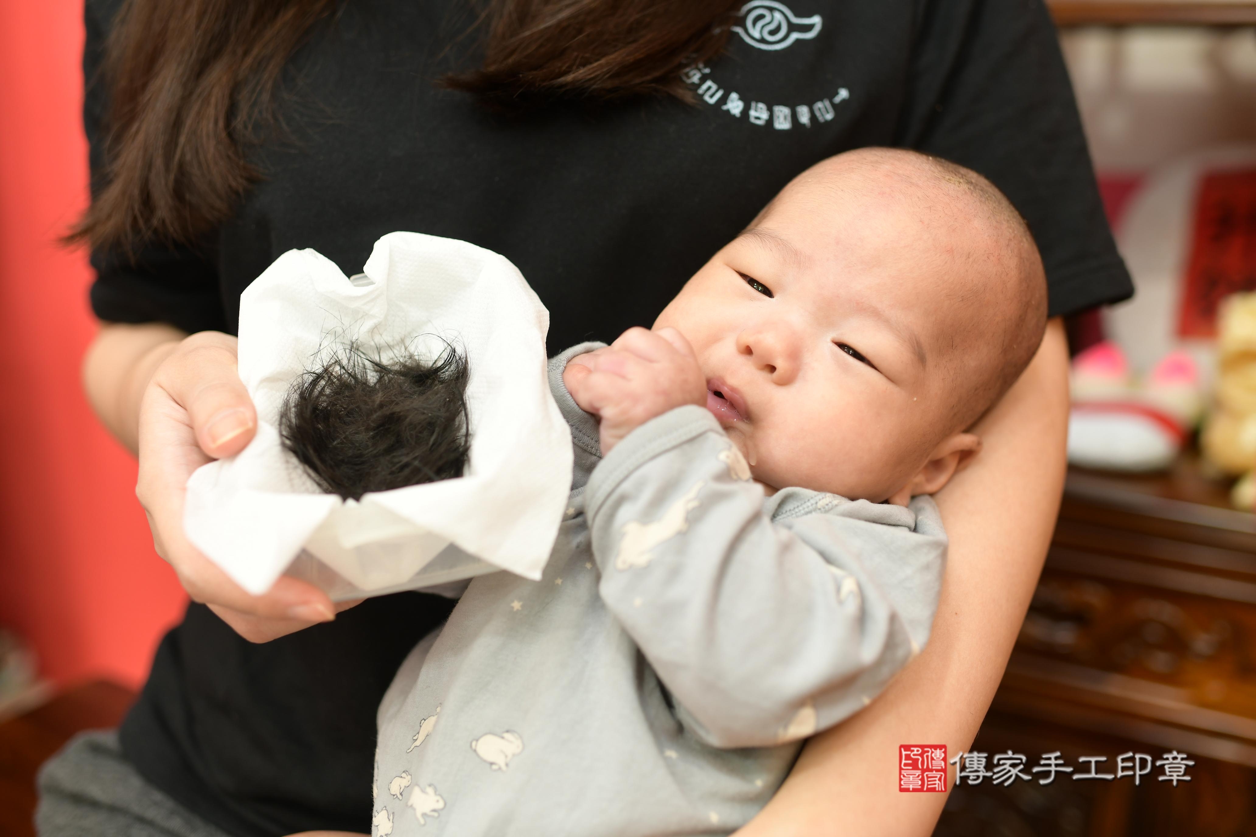 廖寶寶(高雄市鳳山區來店嬰兒廖寶寶滿月剃頭理髮、來店嬰兒剃胎毛儀式吉祥話)。來店剃頭剃胎毛主持、專業拍照、證書。★購買「臍帶章、肚臍章、胎毛筆刷印章」贈送：剃頭、收涎、抓周，三選一。2024.01.27