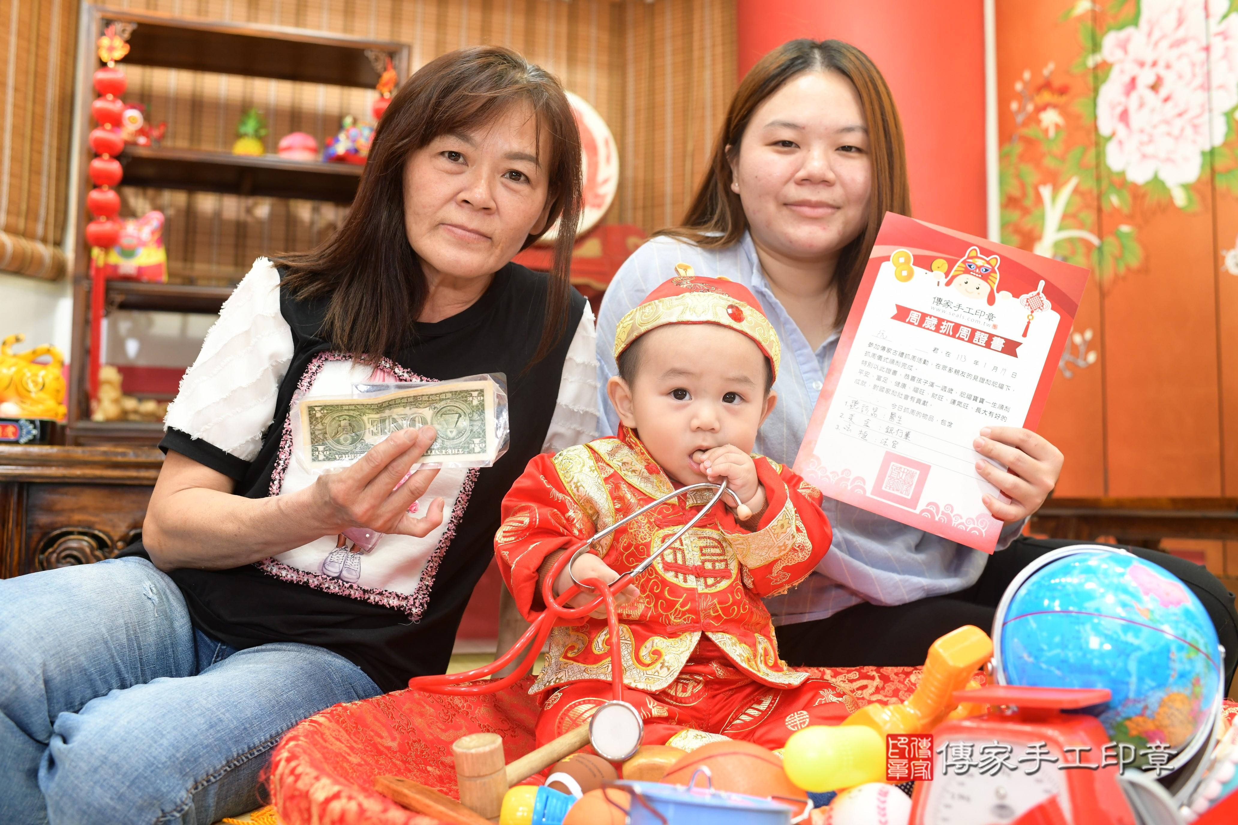 高雄市鳳山區阮寶寶抓周推薦：傳家高雄店抓周度脺中國風會場，嬰兒古禮抓周流程儀式吉祥話、抓周道具物品24種、拍照。抓周證書。2024.01.17