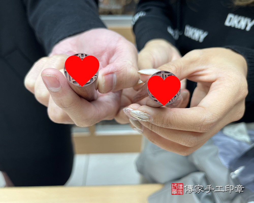 顧客滿意推薦開運結婚對章-新竹市北區-廖小姐。印章材質：半手工刻印紫玫瑰沉檀樹瘤。113.01.09