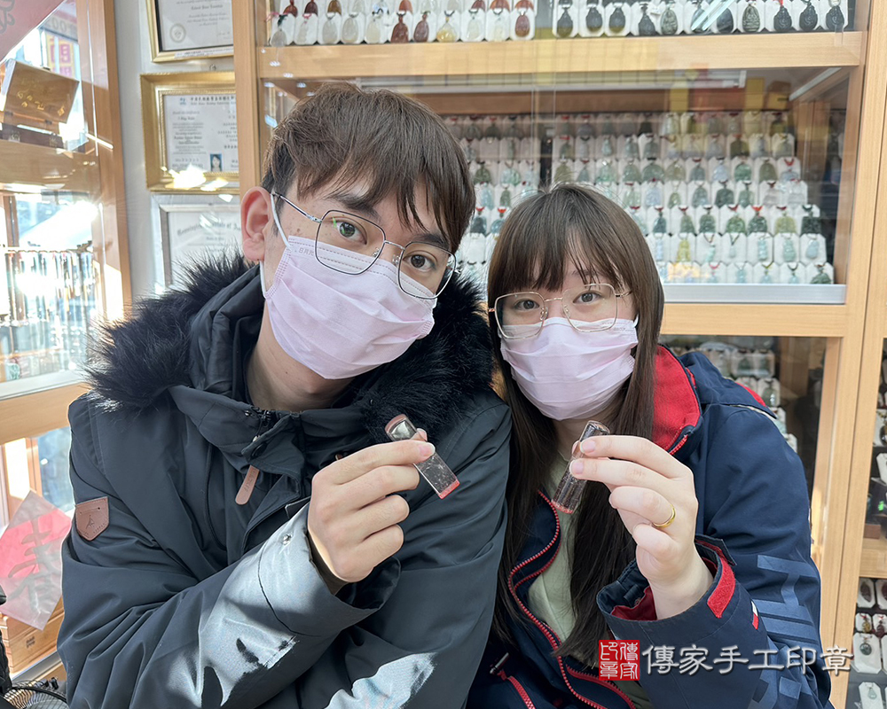 顧客滿意推薦開運結婚對章-桃園市八德區-江小姐。印章材質：全手工噴砂茶晶。113.01.19