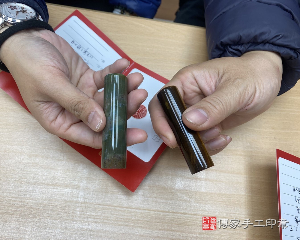 顧客滿意推薦開運個人印章-新竹市香山區-郭先生。印章材質：半手工噴砂黃虎眼石、半手工噴砂水草玉。113.01.20