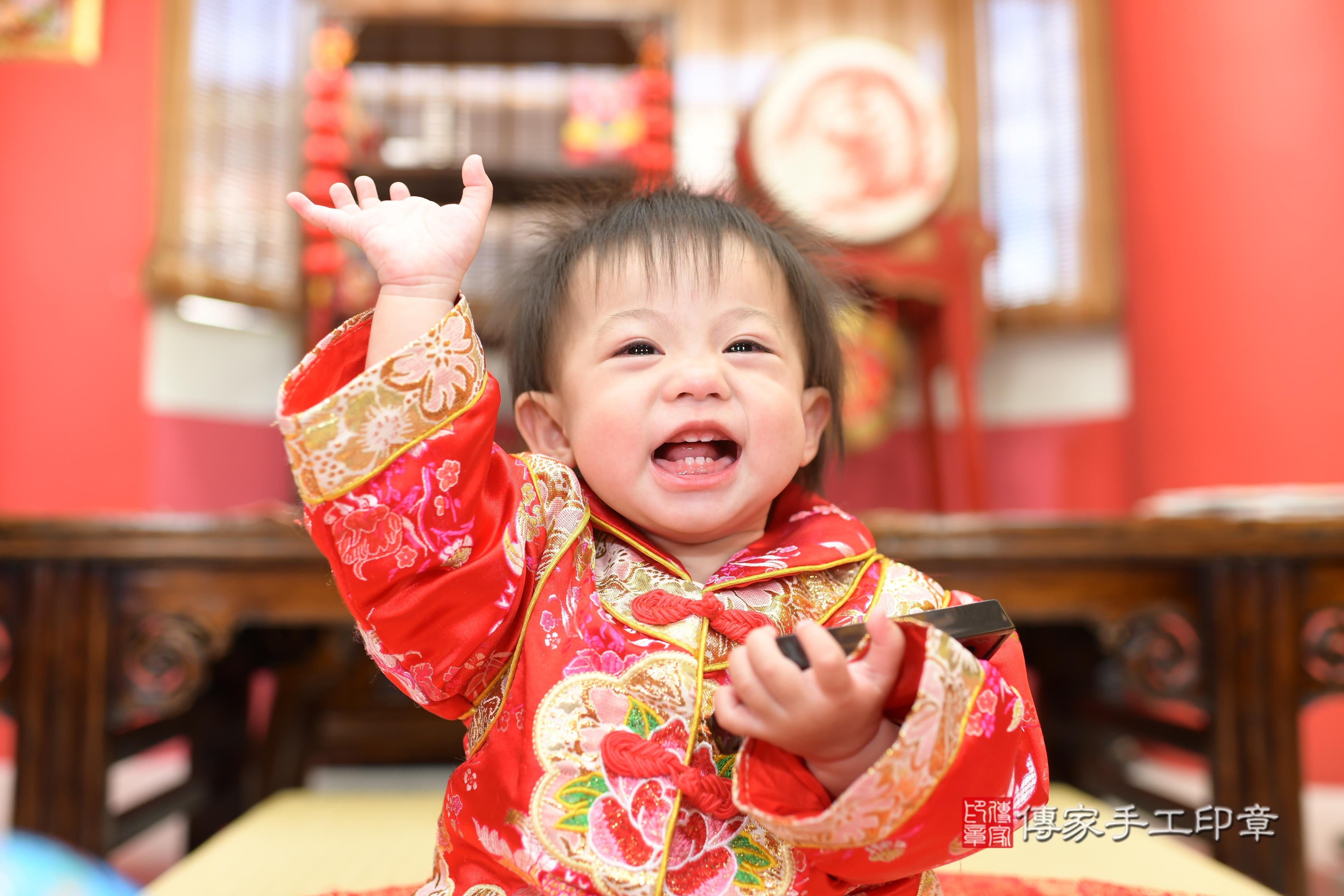 傳家手工印章高雄店、抓周、度脺、中國風會場、傳家嬰兒古禮、吉祥話、抓周道具物品24種、拍照。抓周證書。寶寶抓周、滿周歲、生日快樂、祝福