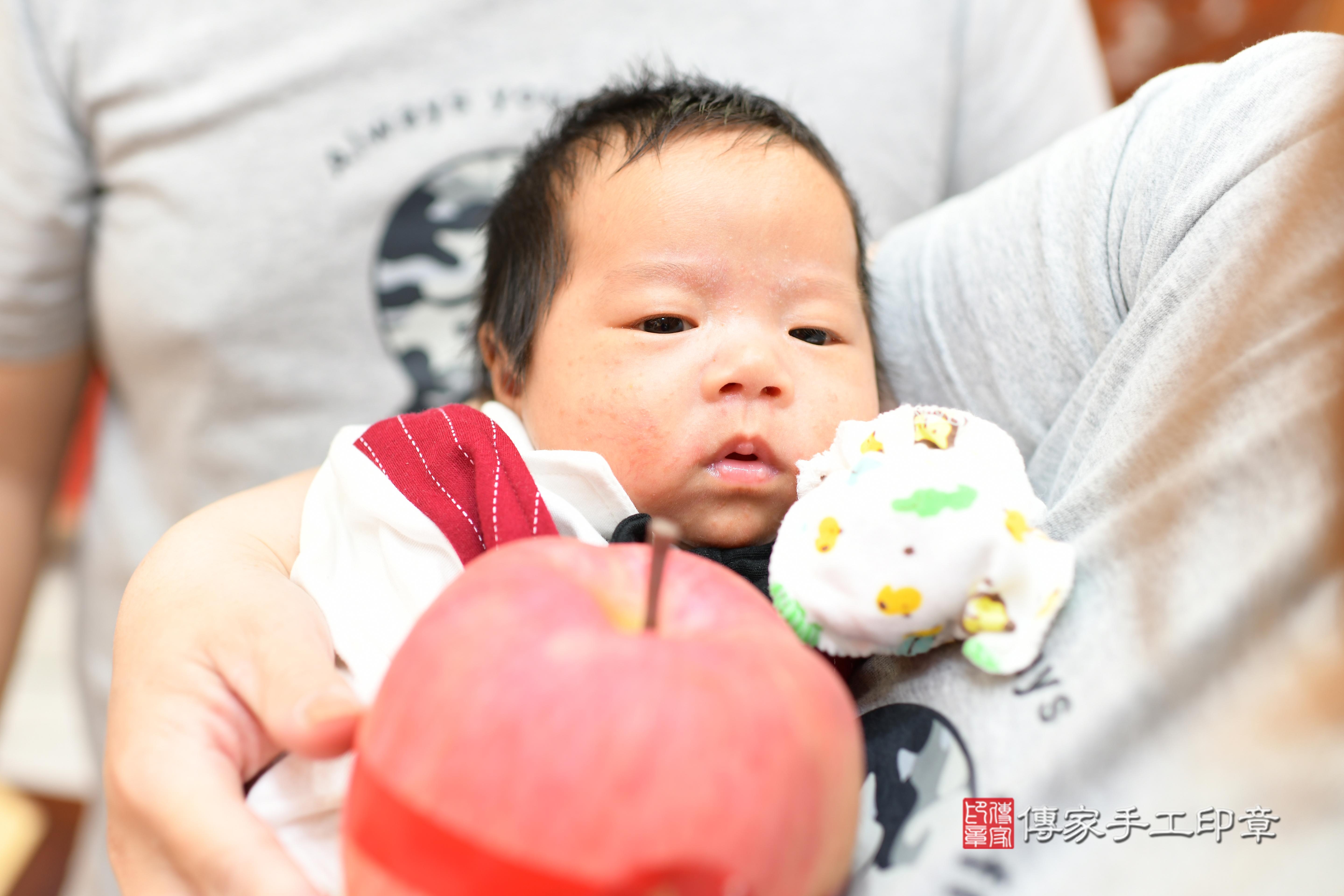 徐寶寶(台南市永康區來店嬰兒徐寶寶滿月剃頭理髮、來店嬰兒剃胎毛儀式吉祥話)。來店剃頭剃胎毛主持、專業拍照、證書。★購買「臍帶章、肚臍章、胎毛筆刷印章」贈送：剃頭、收涎、抓周，三選一。2024.02.15