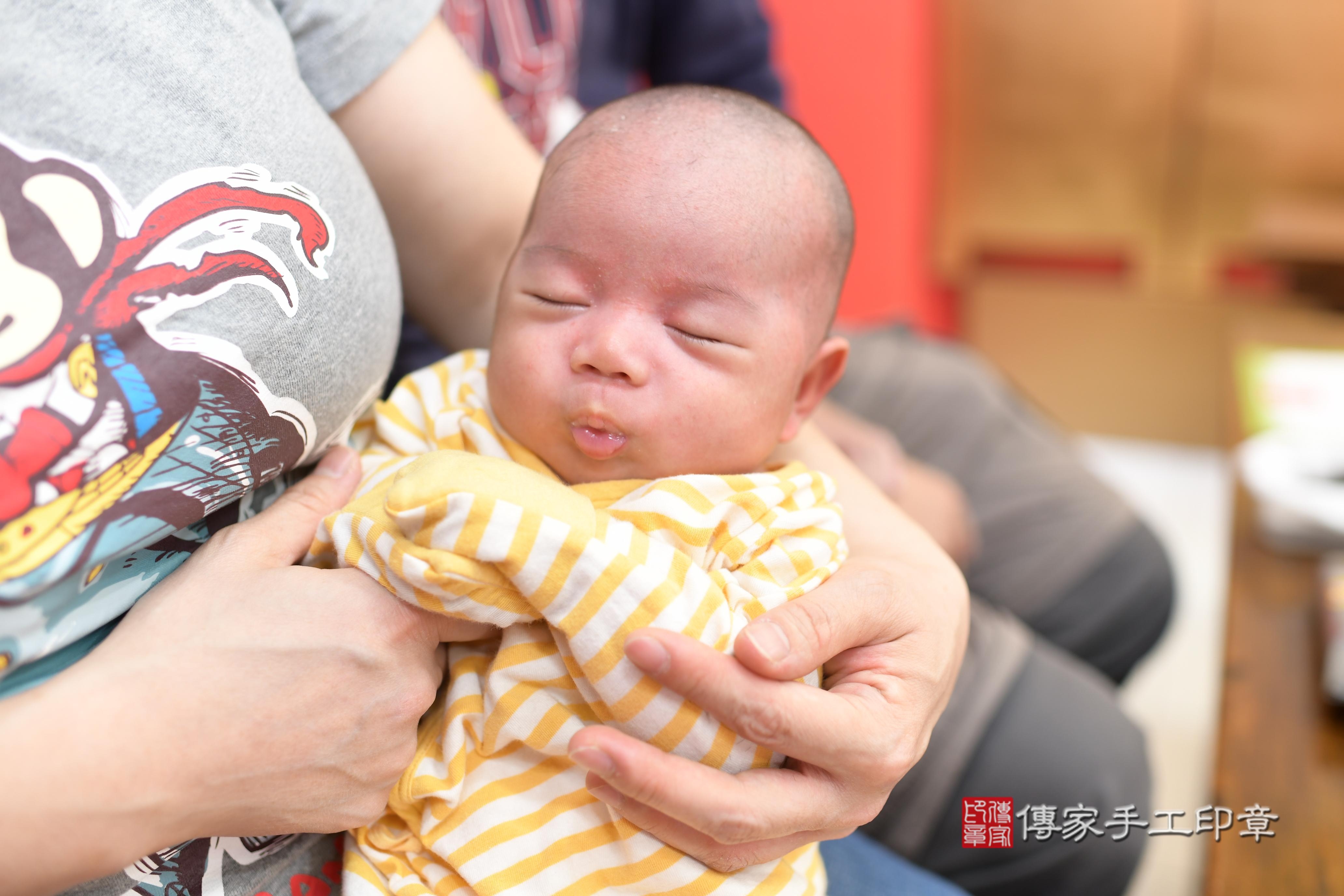 林寶寶(高雄市鳳山區來店嬰兒林寶寶滿月剃頭理髮、來店嬰兒剃胎毛儀式吉祥話)。來店剃頭剃胎毛主持、專業拍照、證書。★購買「臍帶章、肚臍章、胎毛筆刷印章」贈送：剃頭、收涎、抓周，三選一。2024.02.03