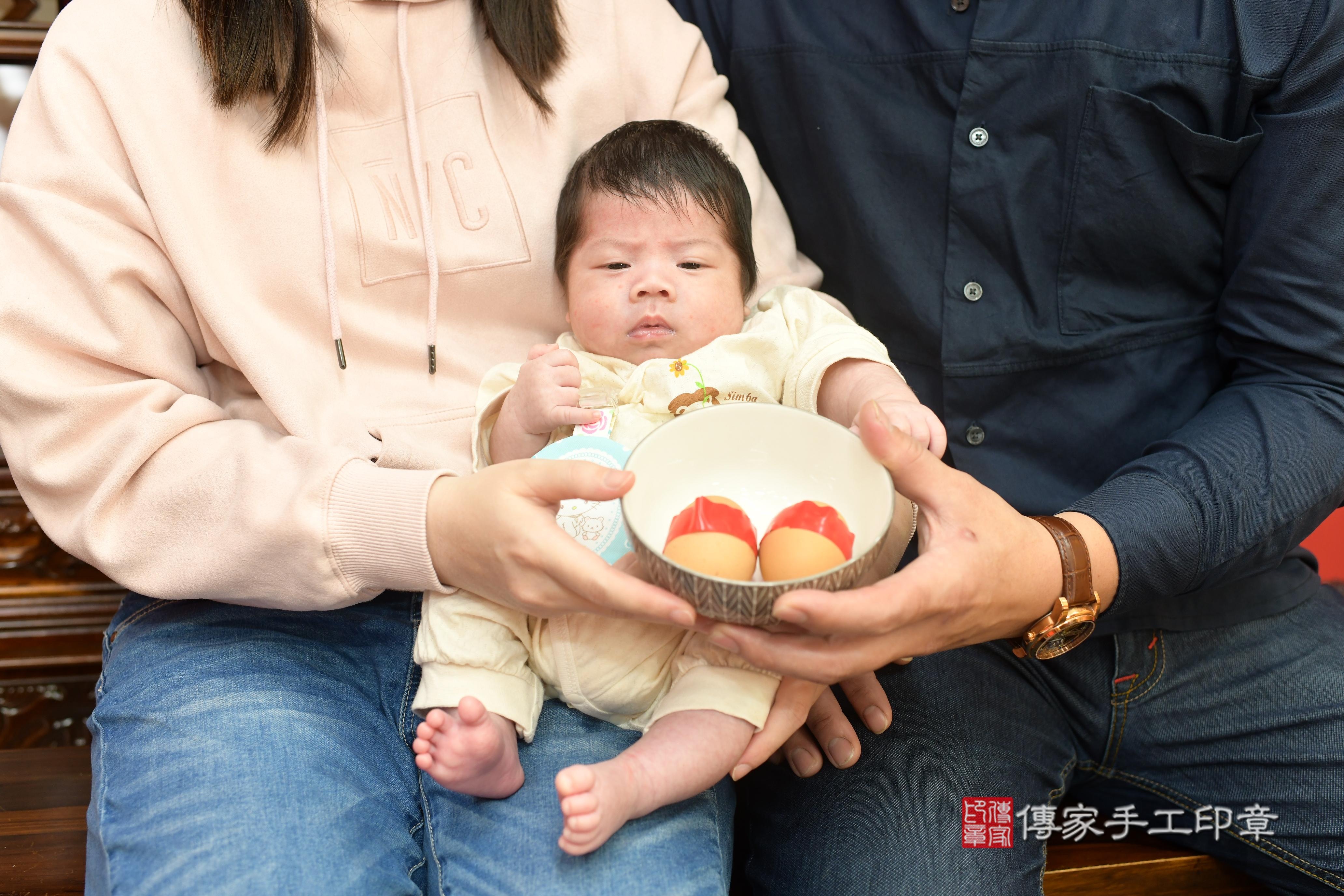 盧寶寶(高雄市鳳山區來店嬰兒盧寶寶滿月剃頭理髮、來店嬰兒剃胎毛儀式吉祥話)。來店剃頭剃胎毛主持、專業拍照、證書。★購買「臍帶章、肚臍章、胎毛筆刷印章」贈送：剃頭、收涎、抓周，三選一。2024.02.20