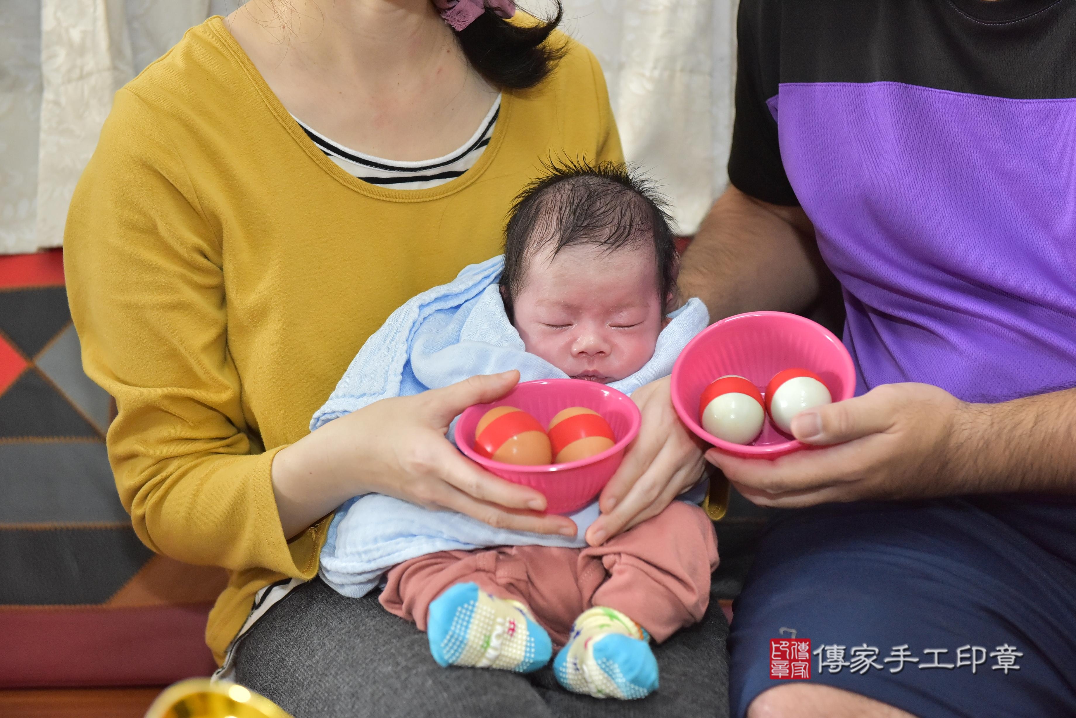 郭寶寶(屏東市到府嬰兒郭寶寶滿月剃頭理髮、到府嬰兒剃胎毛儀式吉祥話)。到府剃頭剃胎毛主持、專業拍照、證書。★購買「臍帶章、肚臍章、胎毛筆刷印章」贈送：剃頭、收涎、抓周，三選一。2024.02.02