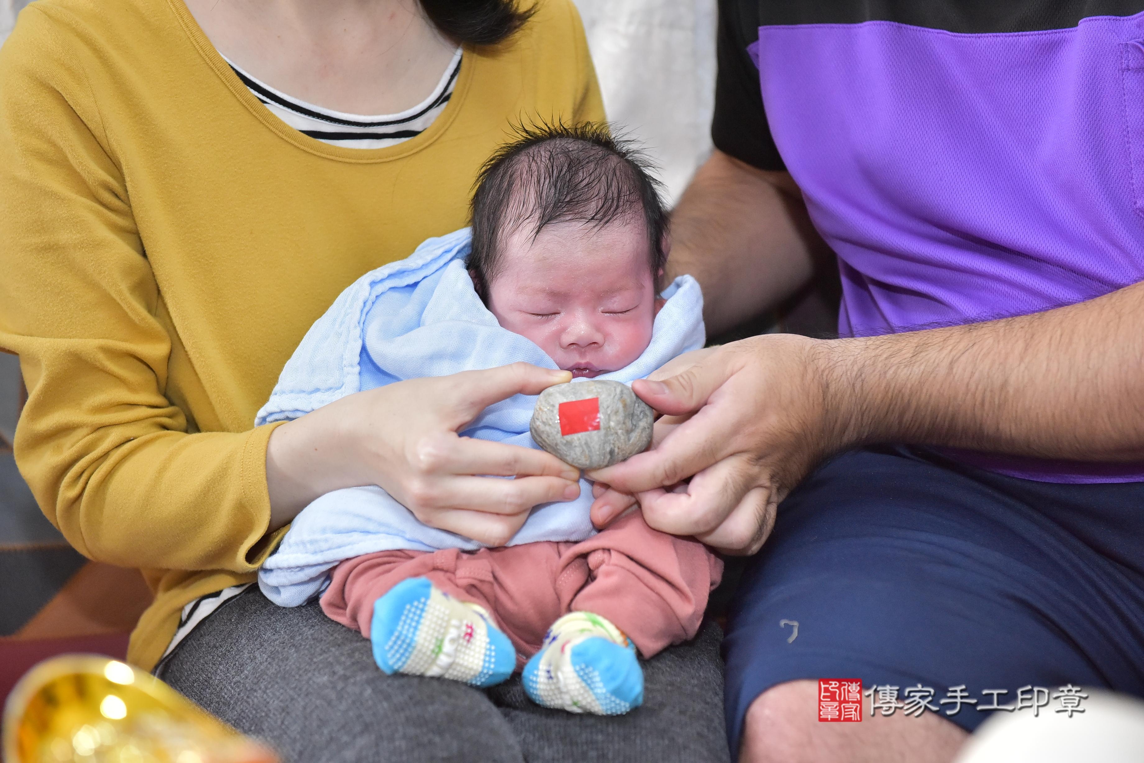 郭寶寶(屏東市到府嬰兒郭寶寶滿月剃頭理髮、到府嬰兒剃胎毛儀式吉祥話)。到府剃頭剃胎毛主持、專業拍照、證書。★購買「臍帶章、肚臍章、胎毛筆刷印章」贈送：剃頭、收涎、抓周，三選一。2024.02.02