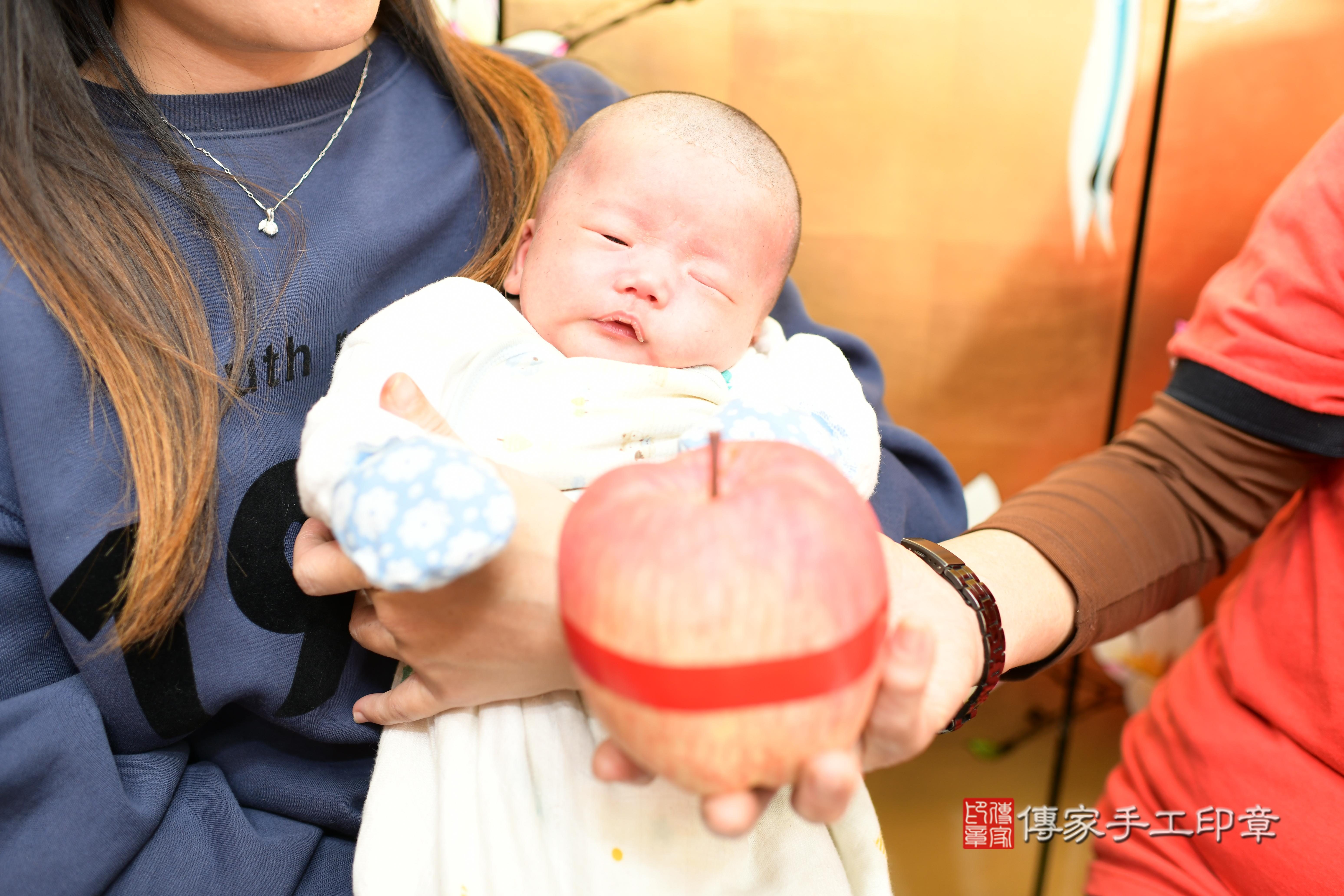 王寶寶(台南市永康區來店嬰兒王寶寶滿月剃頭理髮、來店嬰兒剃胎毛儀式吉祥話)。來店剃頭剃胎毛主持、專業拍照、證書。★購買「臍帶章、肚臍章、胎毛筆刷印章」贈送：剃頭、收涎、抓周，三選一。2024.02.03